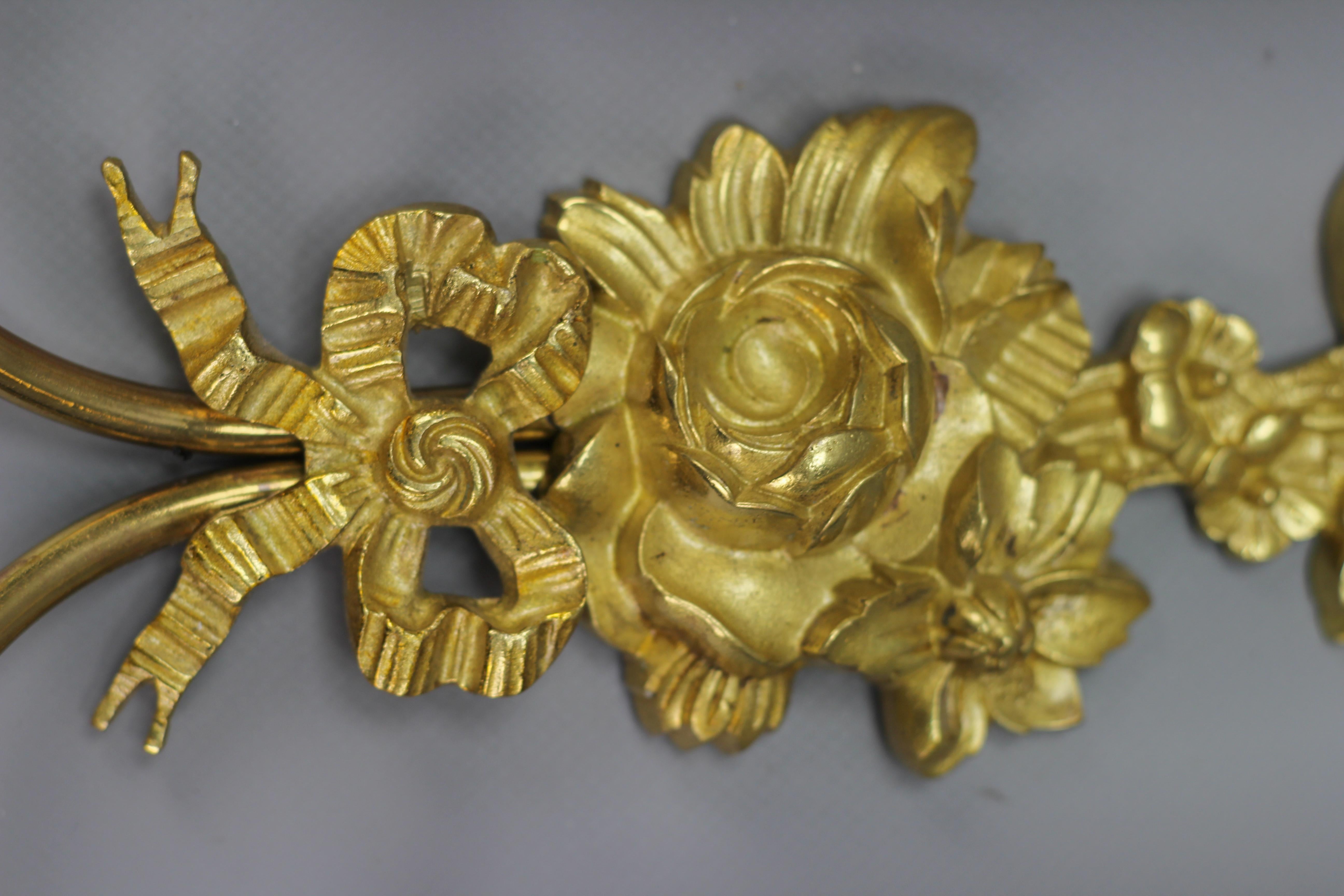 Paar französische Belle-Époque-Stil Zwei-Licht vergoldete Bronze und Messing Floral Sconces im Angebot 2