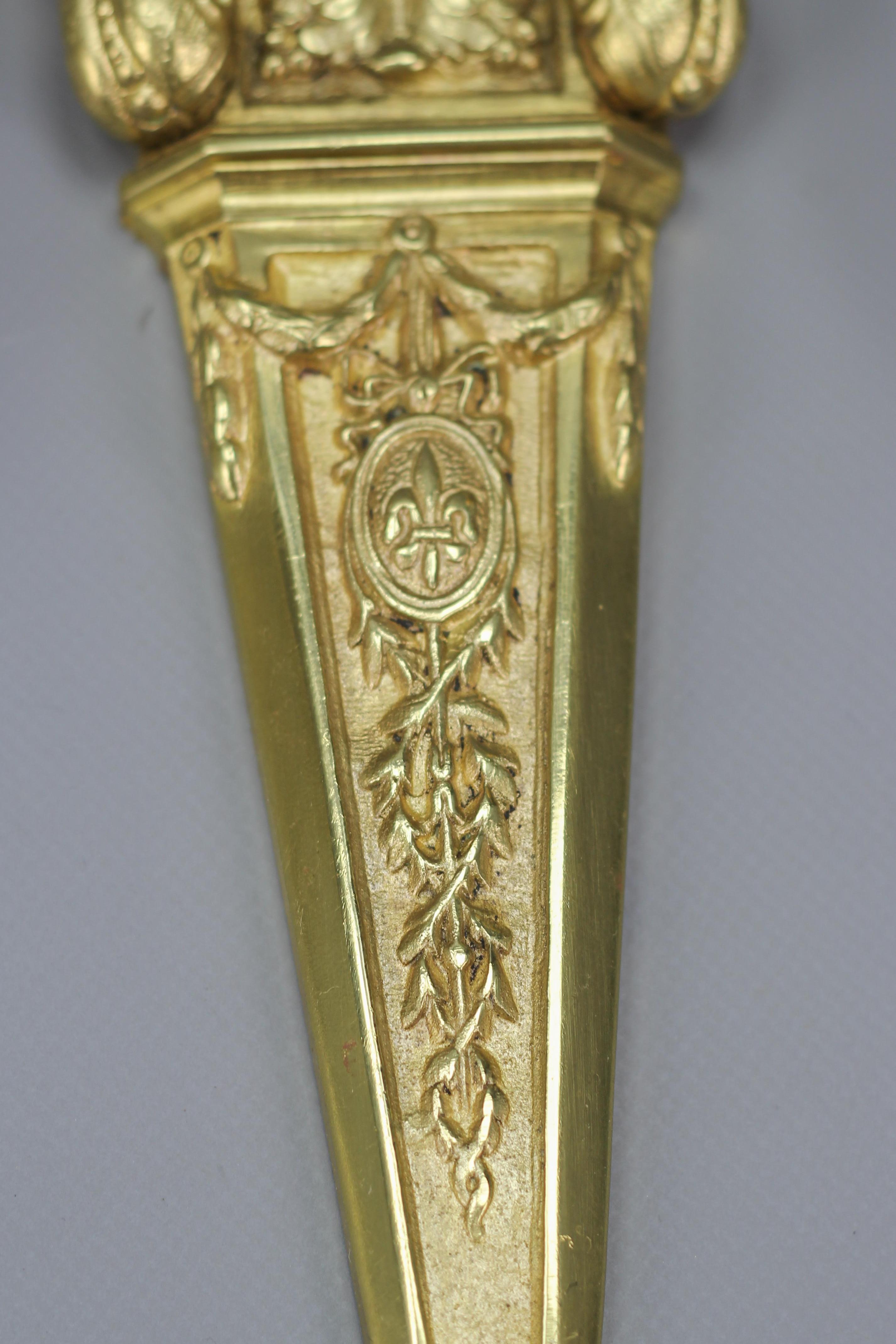 Paar französische zweiflammige Wandleuchter aus vergoldeter Bronze und Messing im Louis-XVI.-Stil im Angebot 3