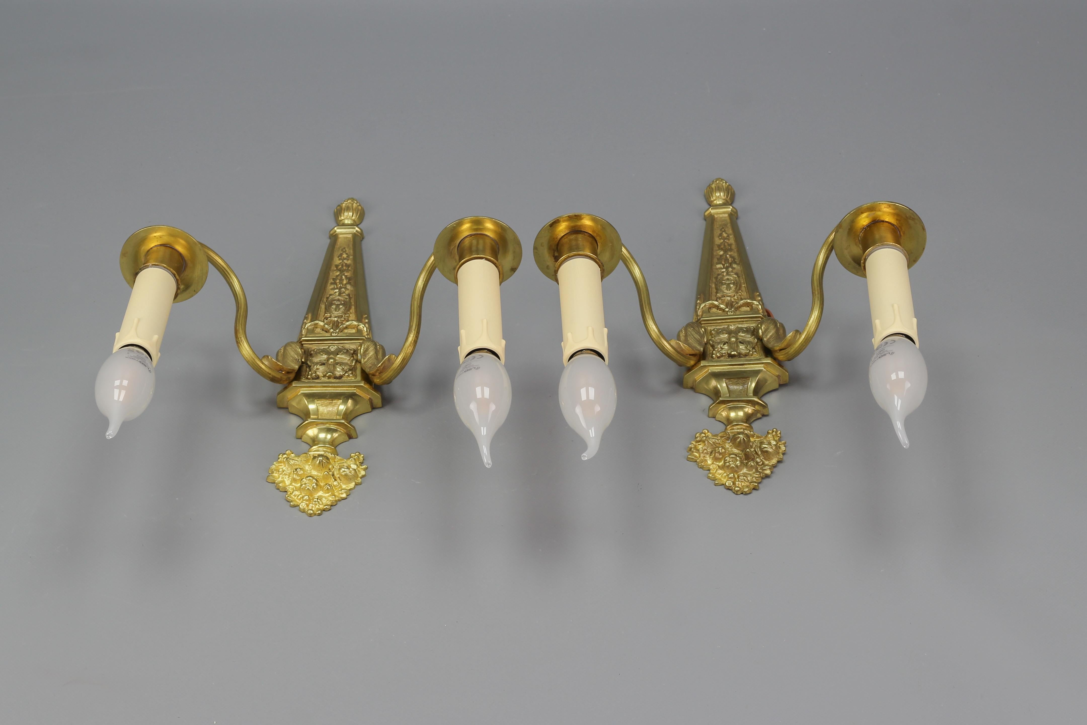 Paire d'appliques françaises de style Louis XVI à deux lumières en bronze doré et laiton en vente 5