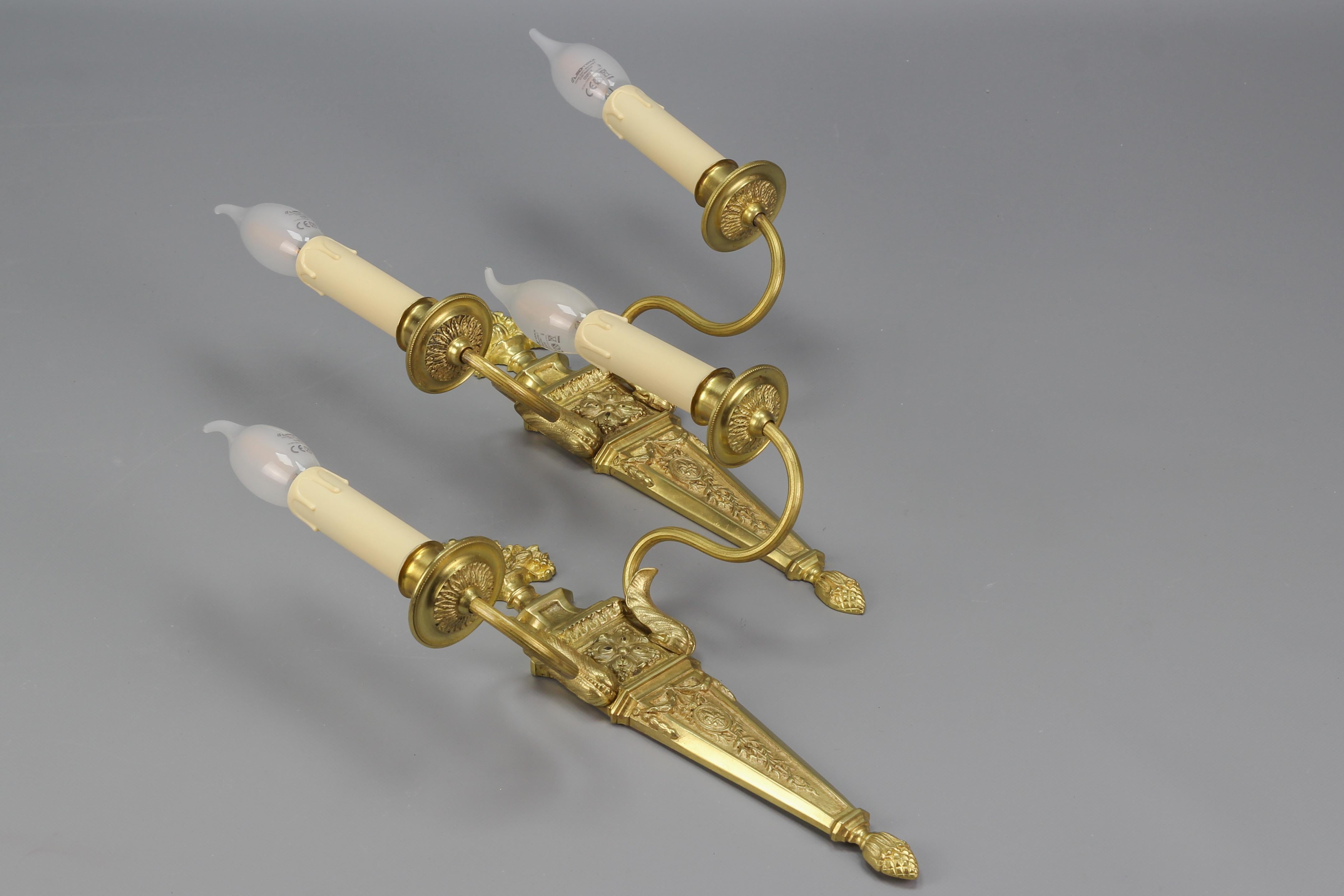 Paar französische zweiflammige Wandleuchter aus vergoldeter Bronze und Messing im Louis-XVI.-Stil im Angebot 6