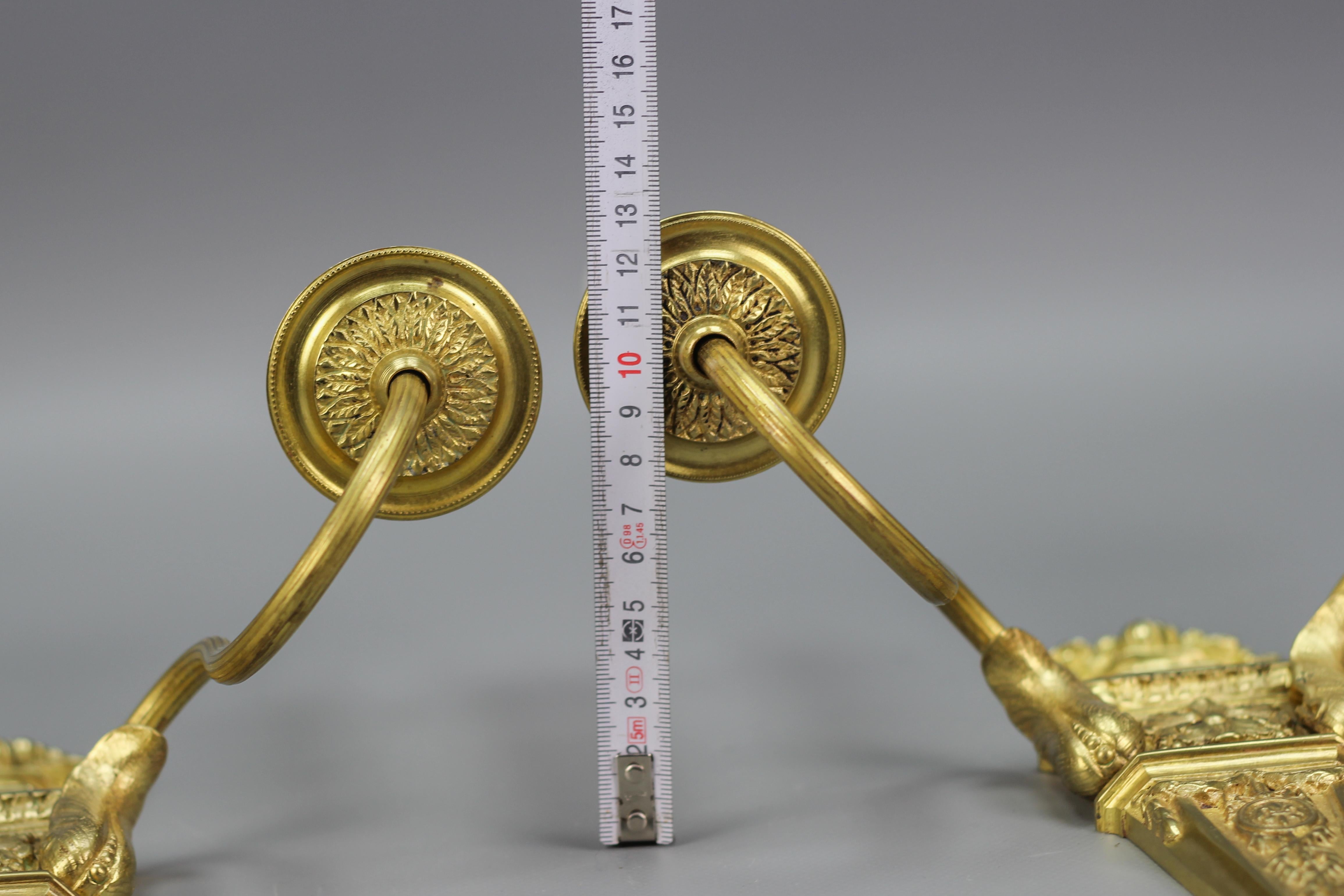 Paar französische zweiflammige Wandleuchter aus vergoldeter Bronze und Messing im Louis-XVI.-Stil im Angebot 8