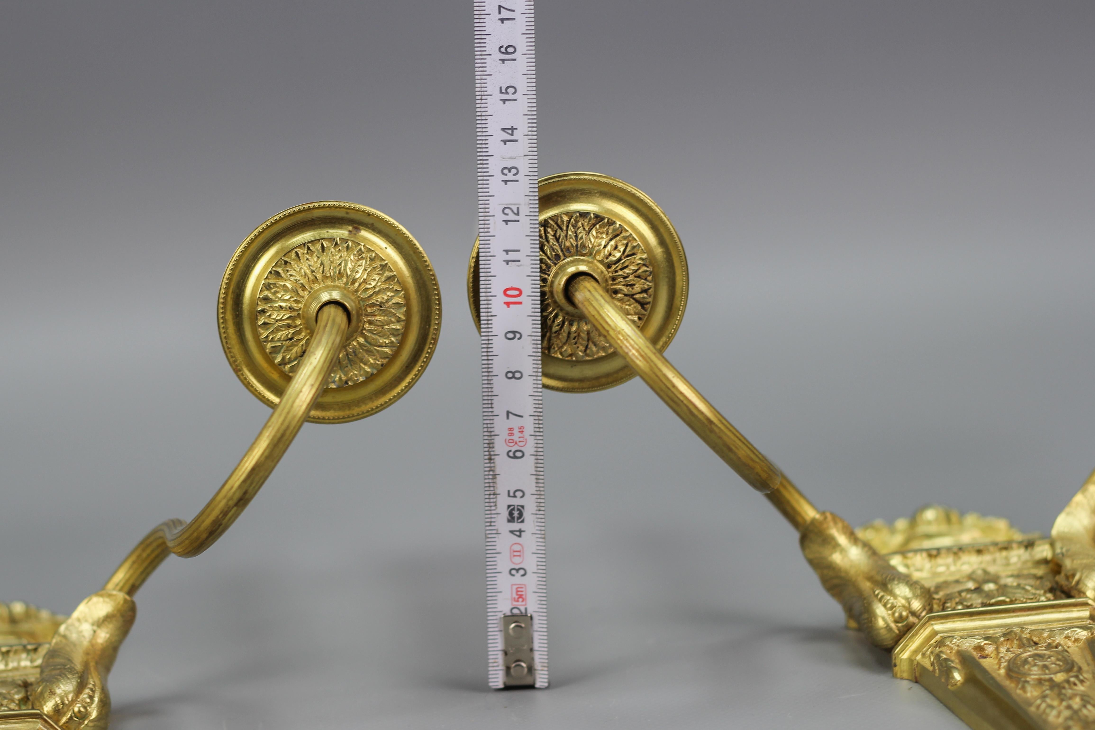 Paire d'appliques françaises de style Louis XVI à deux lumières en bronze doré et laiton en vente 8