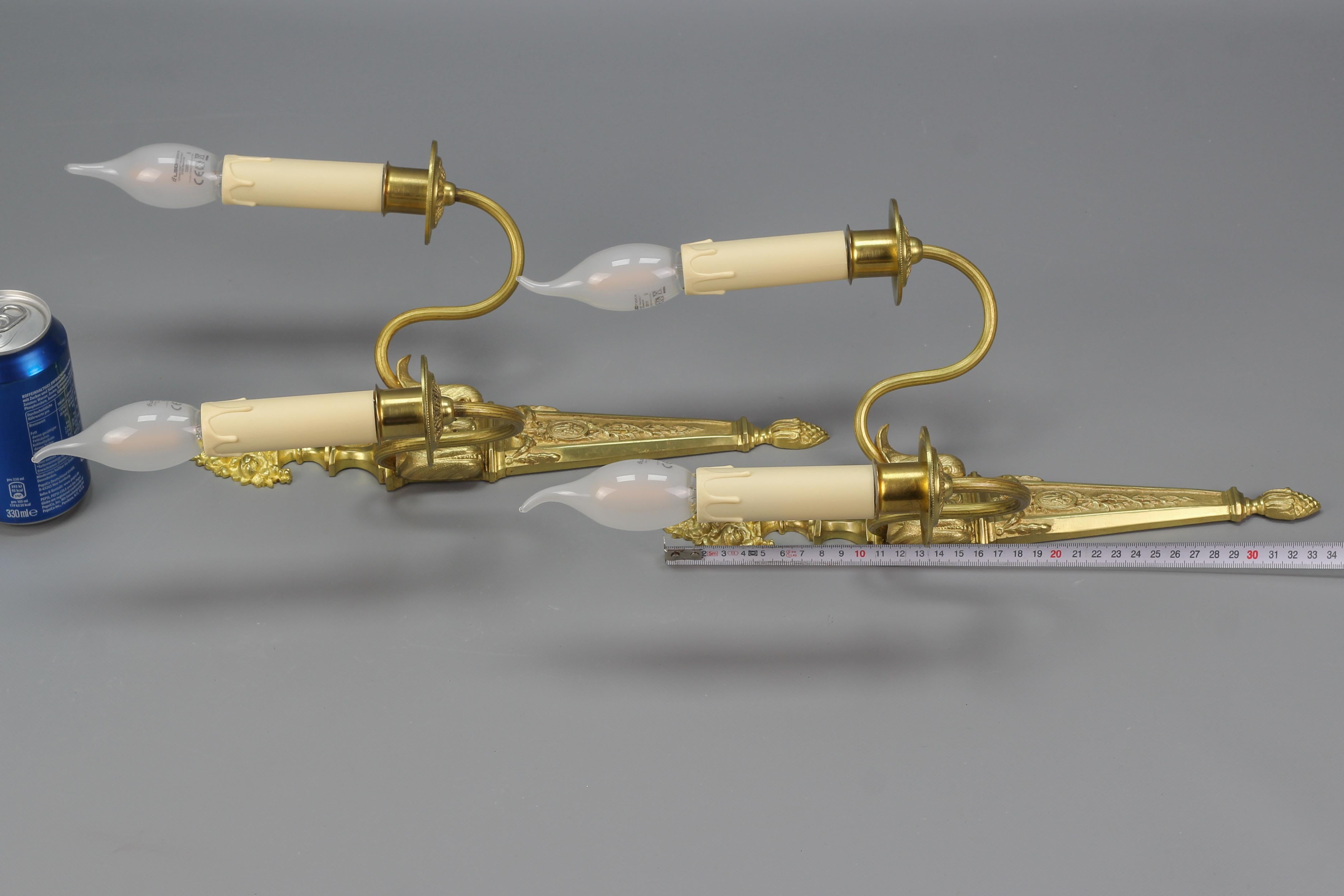 Paar französische zweiflammige Wandleuchter aus vergoldeter Bronze und Messing im Louis-XVI.-Stil im Angebot 10