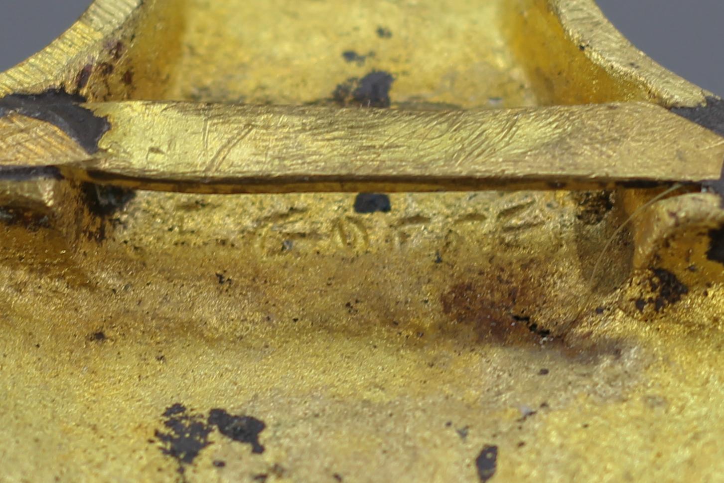 Paar französische zweiflammige Wandleuchter aus vergoldeter Bronze und Messing im Louis-XVI.-Stil im Angebot 12
