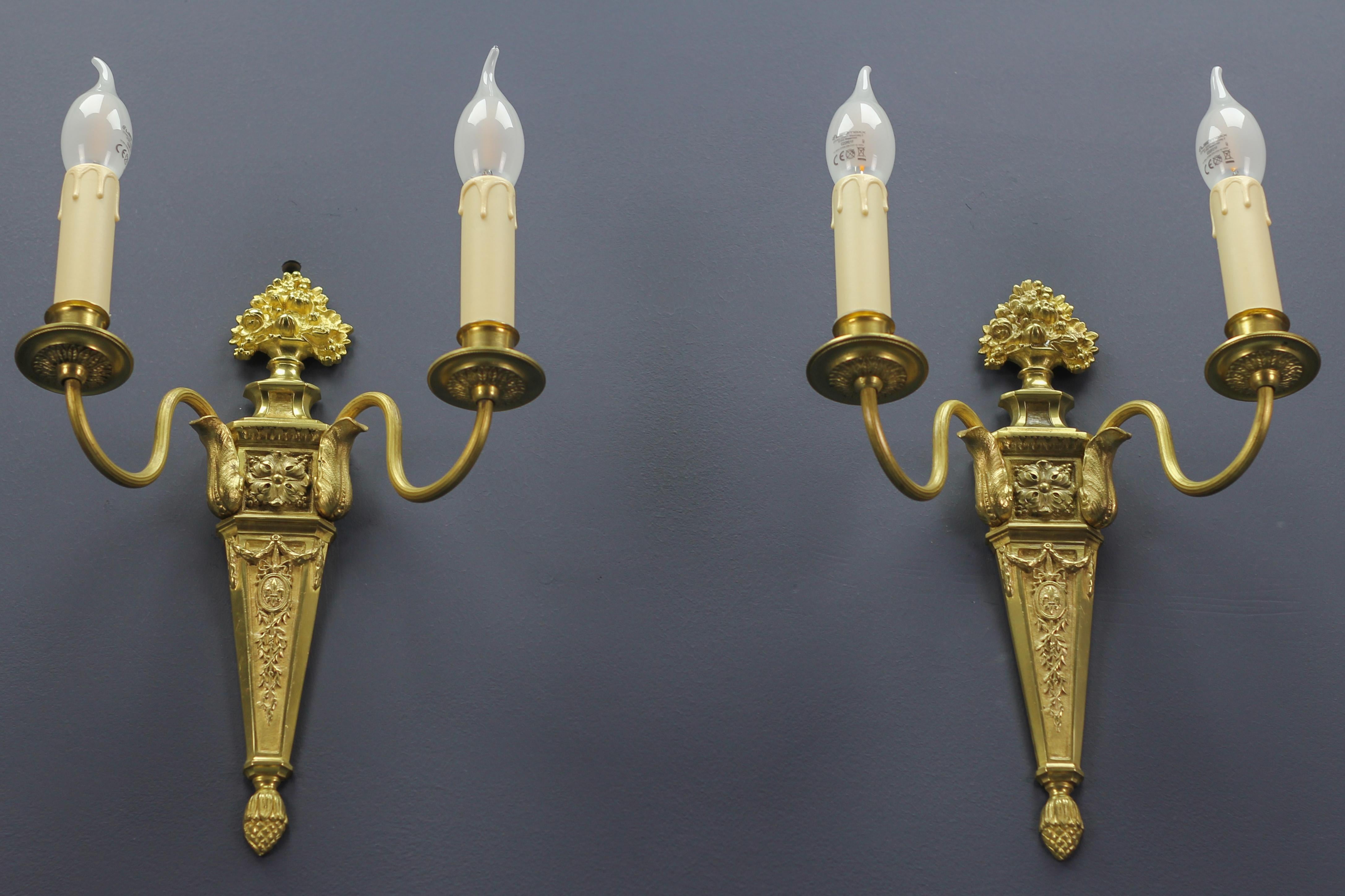 Paar französische zweiflammige Wandleuchter aus vergoldeter Bronze und Messing im Louis-XVI.-Stil im Angebot 13