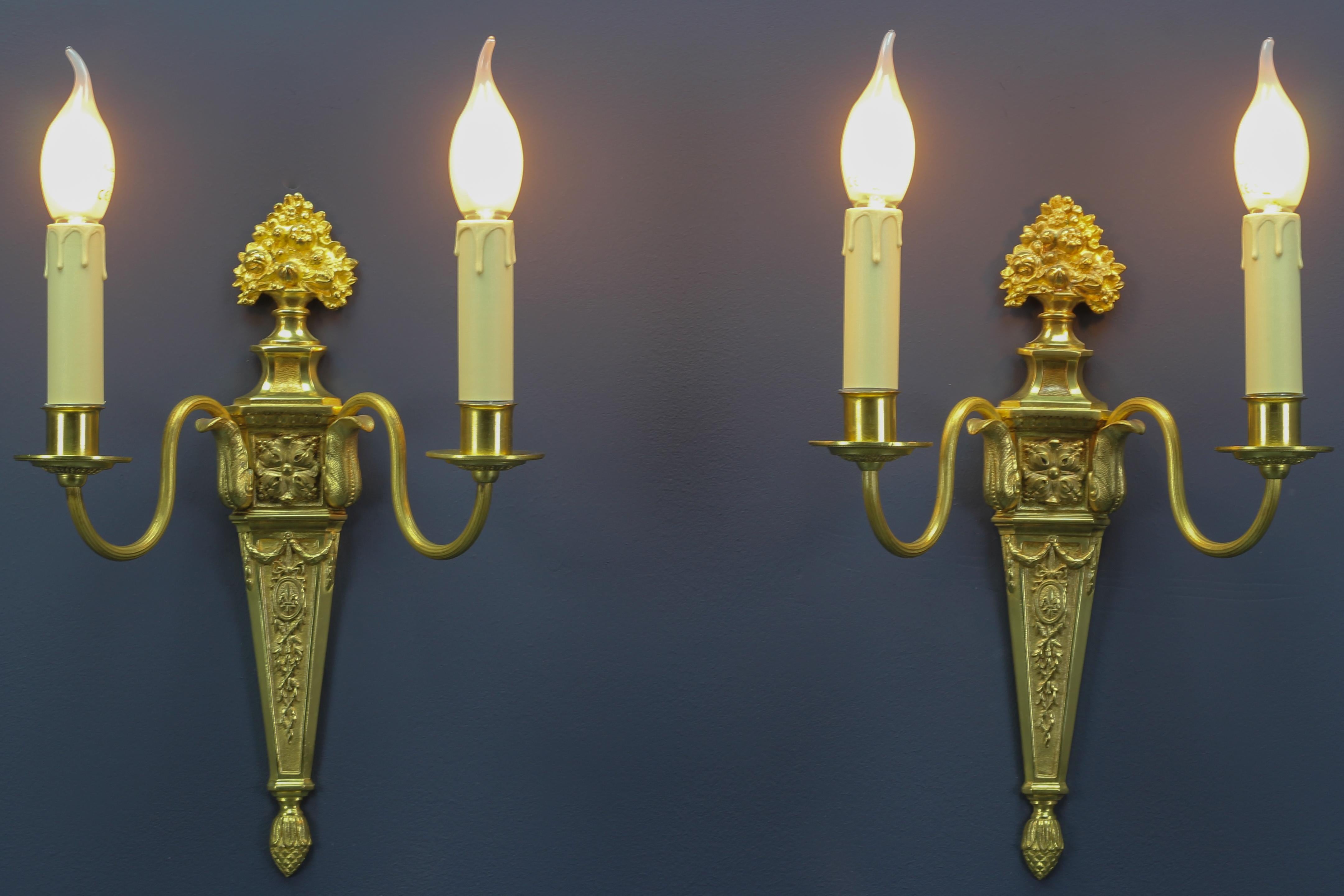 Paar französische zweiflammige Wandleuchter aus vergoldeter Bronze und Messing im Louis-XVI.-Stil (Louis XVI.) im Angebot