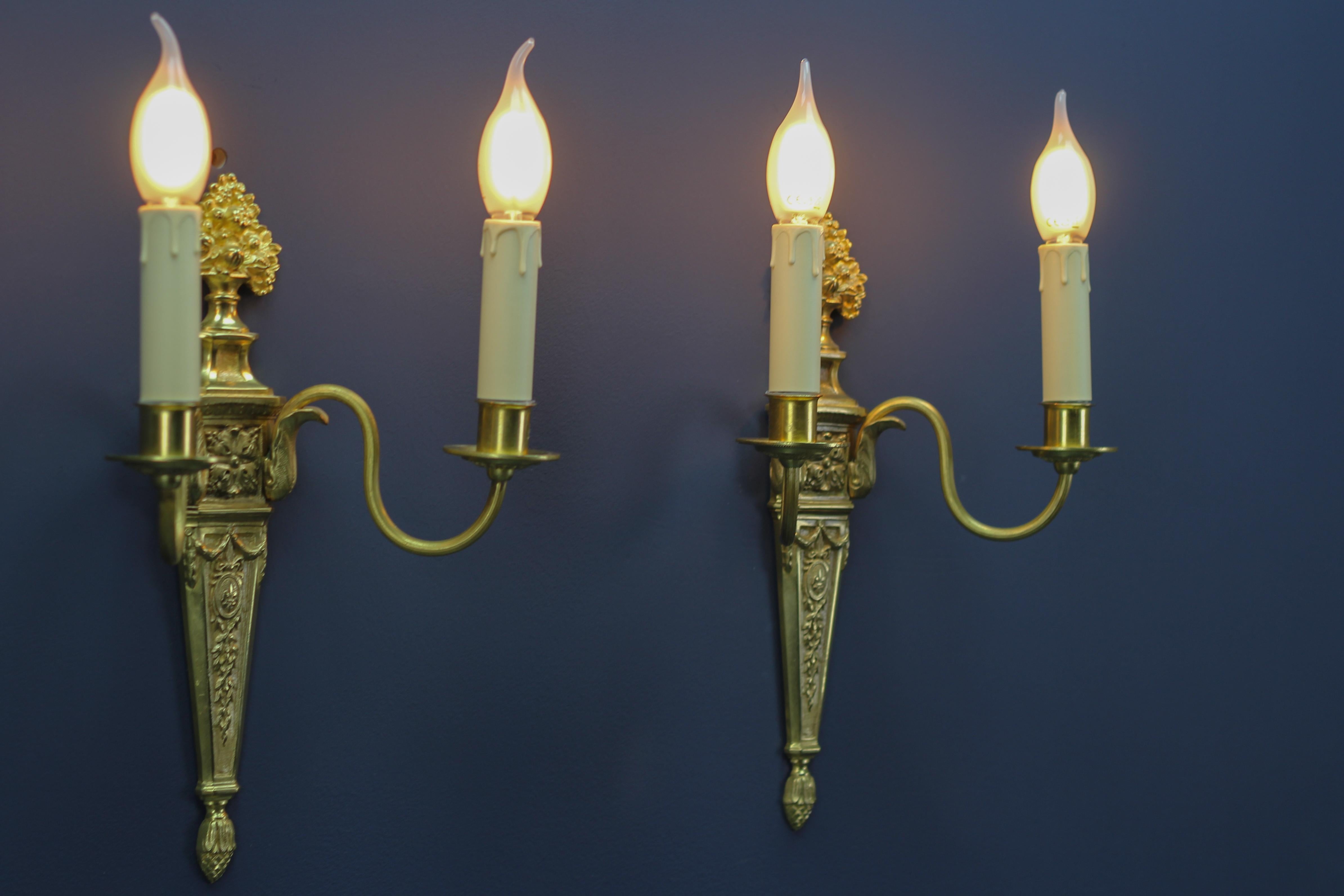 Paar französische zweiflammige Wandleuchter aus vergoldeter Bronze und Messing im Louis-XVI.-Stil (Vergoldet) im Angebot