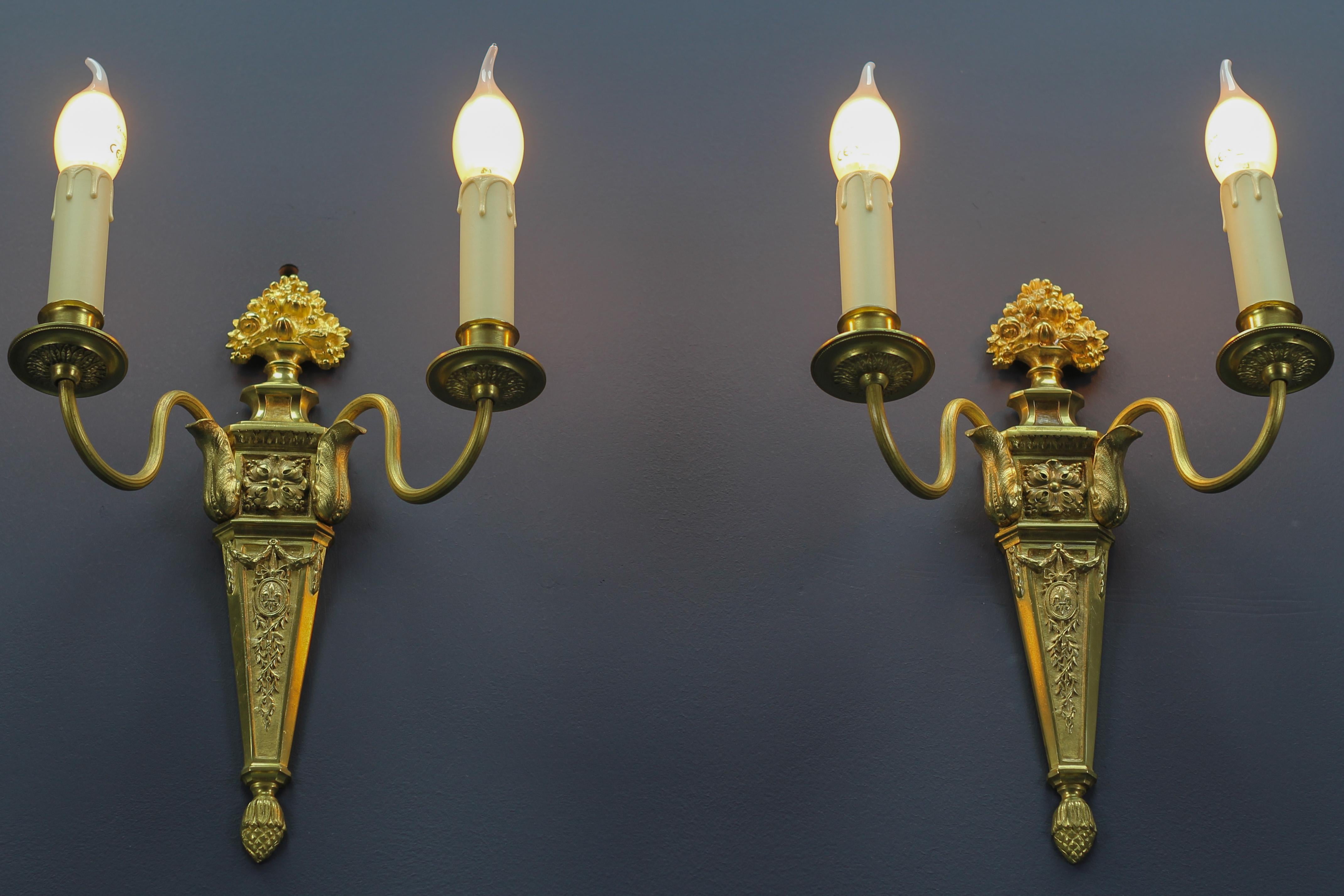 Paar französische zweiflammige Wandleuchter aus vergoldeter Bronze und Messing im Louis-XVI.-Stil im Zustand „Gut“ im Angebot in Barntrup, DE
