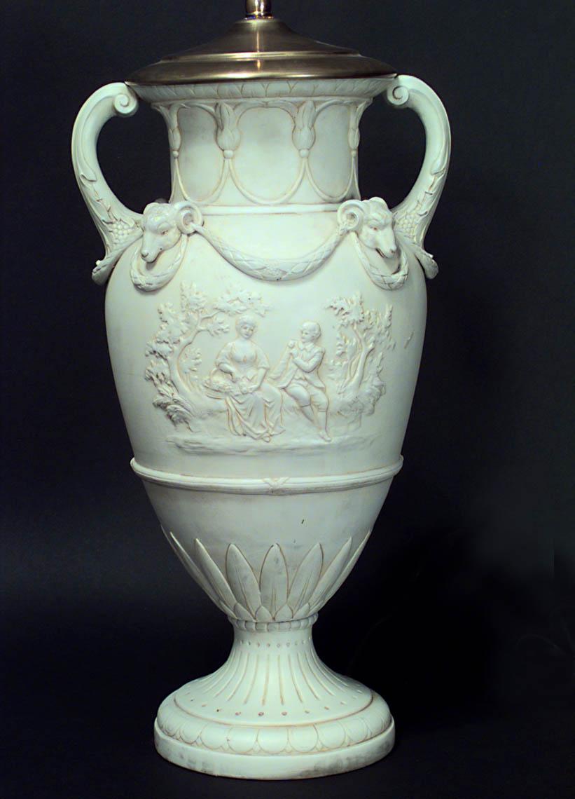 Pareja de Lámparas de Mesa Urna de Porcelana Francesas Estilo Luis XVI en Bueno estado para la venta en Queens, NY