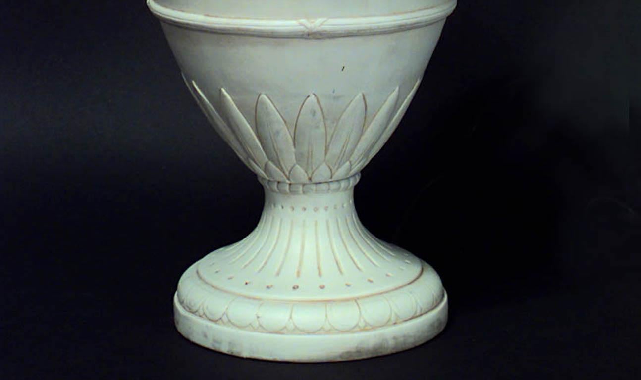 Pareja de Lámparas de Mesa Urna de Porcelana Francesas Estilo Luis XVI siglo XX en venta