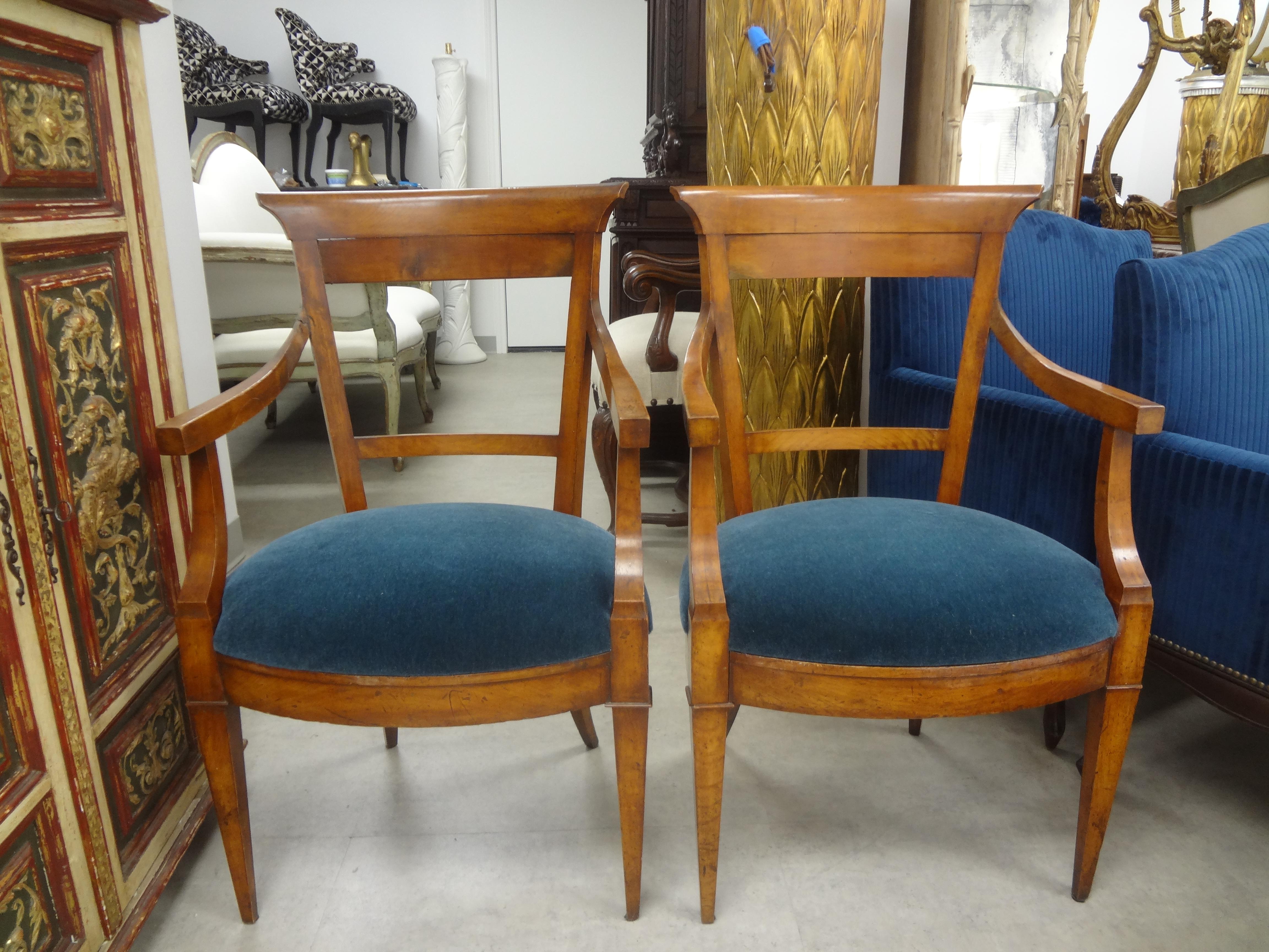 Paar französische Sessel oder Beistellstühle aus Nussbaum im Louis-XVI-Stil.
Paar französische Sessel oder Beistellstühle aus Nussbaum im Louis-XVI-Stil. Dieses hübsche Paar französischer Stühle im Louis XVI-, Biedermeier-, Directoire- oder