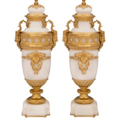 Coppia di lampade francesi in stile Luigi XVI in marmo bianco di Carrara e ormeggio