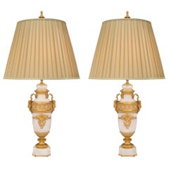 Paar französische Lampen aus weißem Carrara-Marmor und Goldbronze im Louis-XVI.-Stil