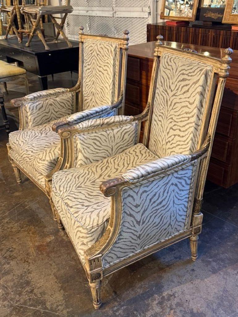 Il prodotto è una coppia di antiche poltrone imbottite francesi Luigi XVI. Queste eleganti poltrone presentano intricati disegni tipici del periodo Luigi XVI e aggiungono un tocco di eleganza e raffinatezza a qualsiasi ambiente. La tappezzeria è