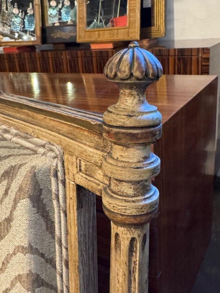 Coppia di poltrone imbottite francesi Luigi XVI In condizioni buone in vendita a Dallas, TX