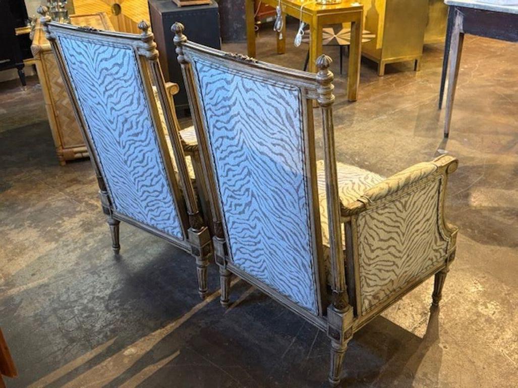 XX secolo Coppia di poltrone imbottite francesi Luigi XVI in vendita