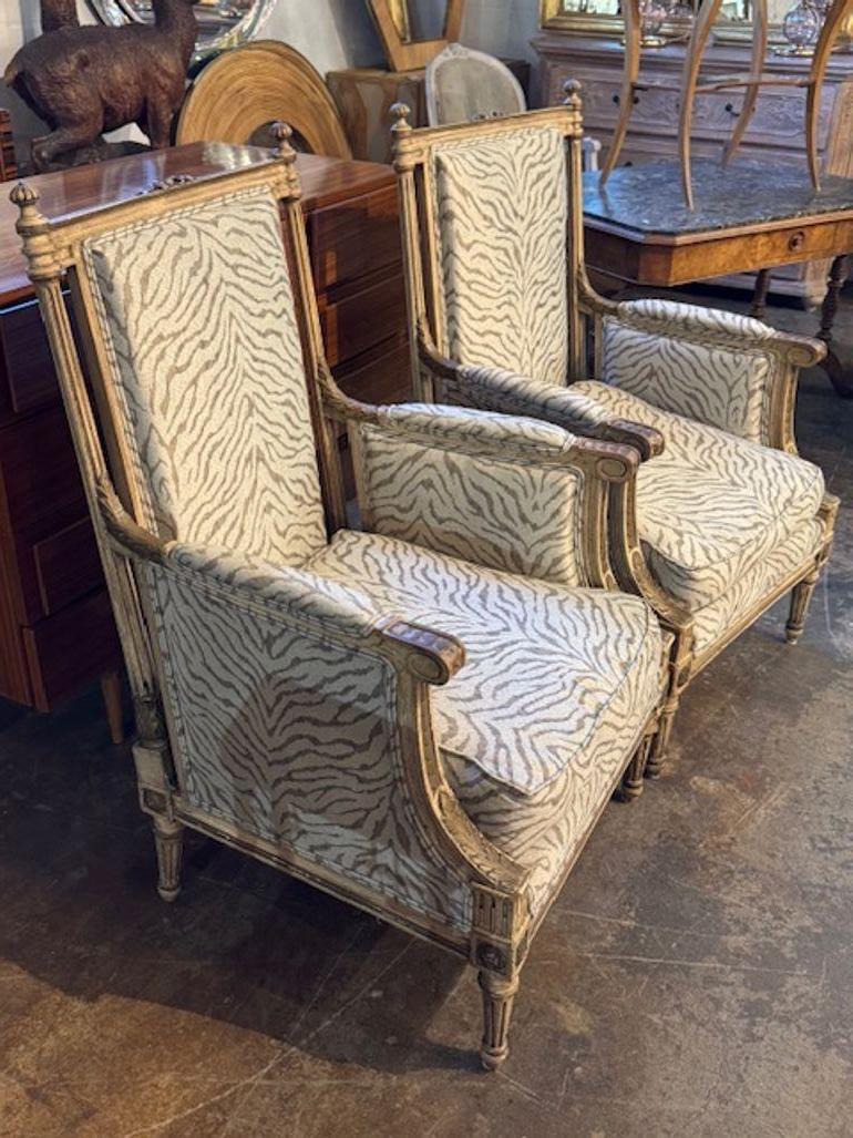 Legno Coppia di poltrone imbottite francesi Luigi XVI in vendita