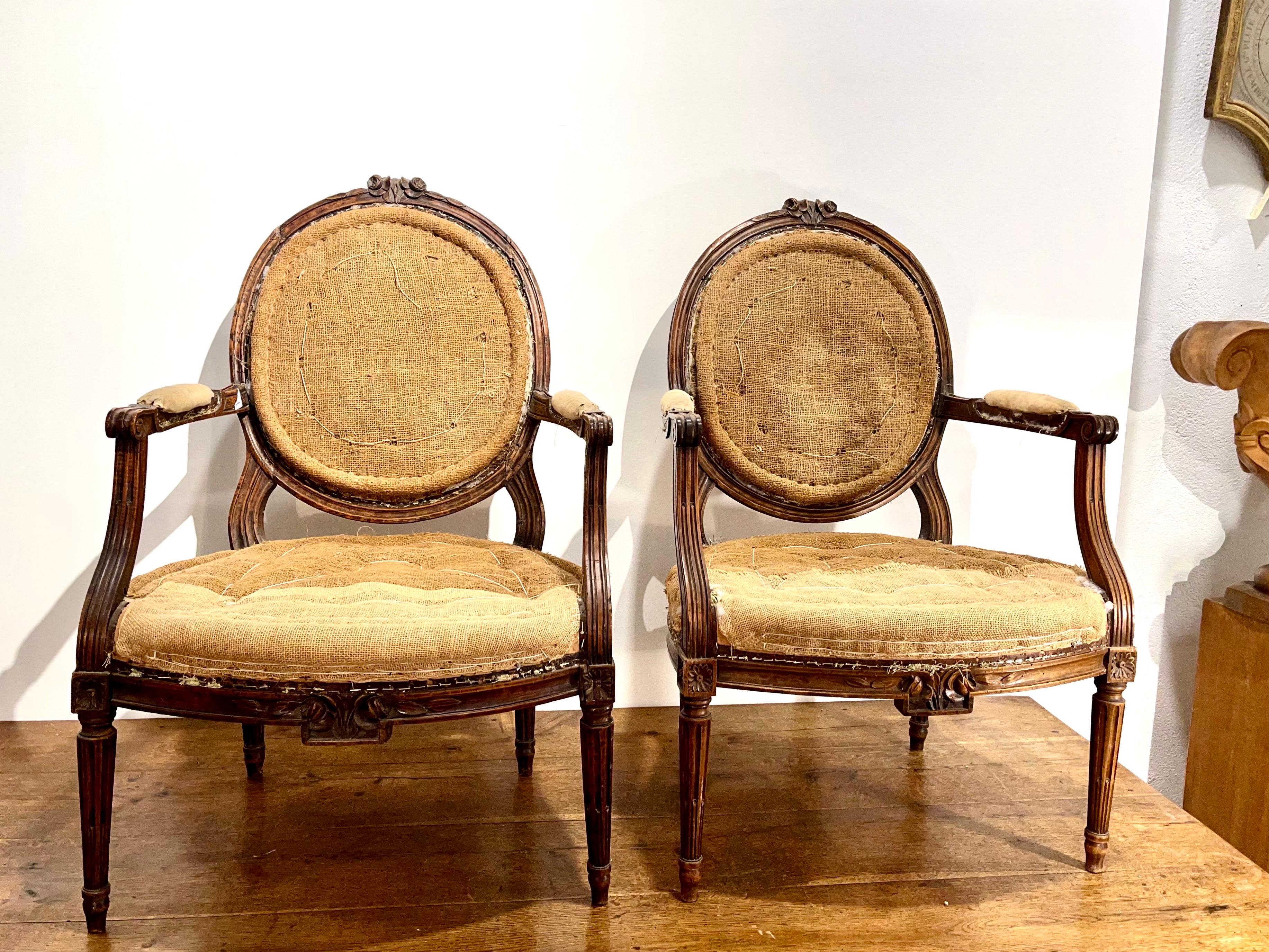 Pair of French Louis XVI Walnut Armchairs or Fauteuils, Hand Carved en venta 2