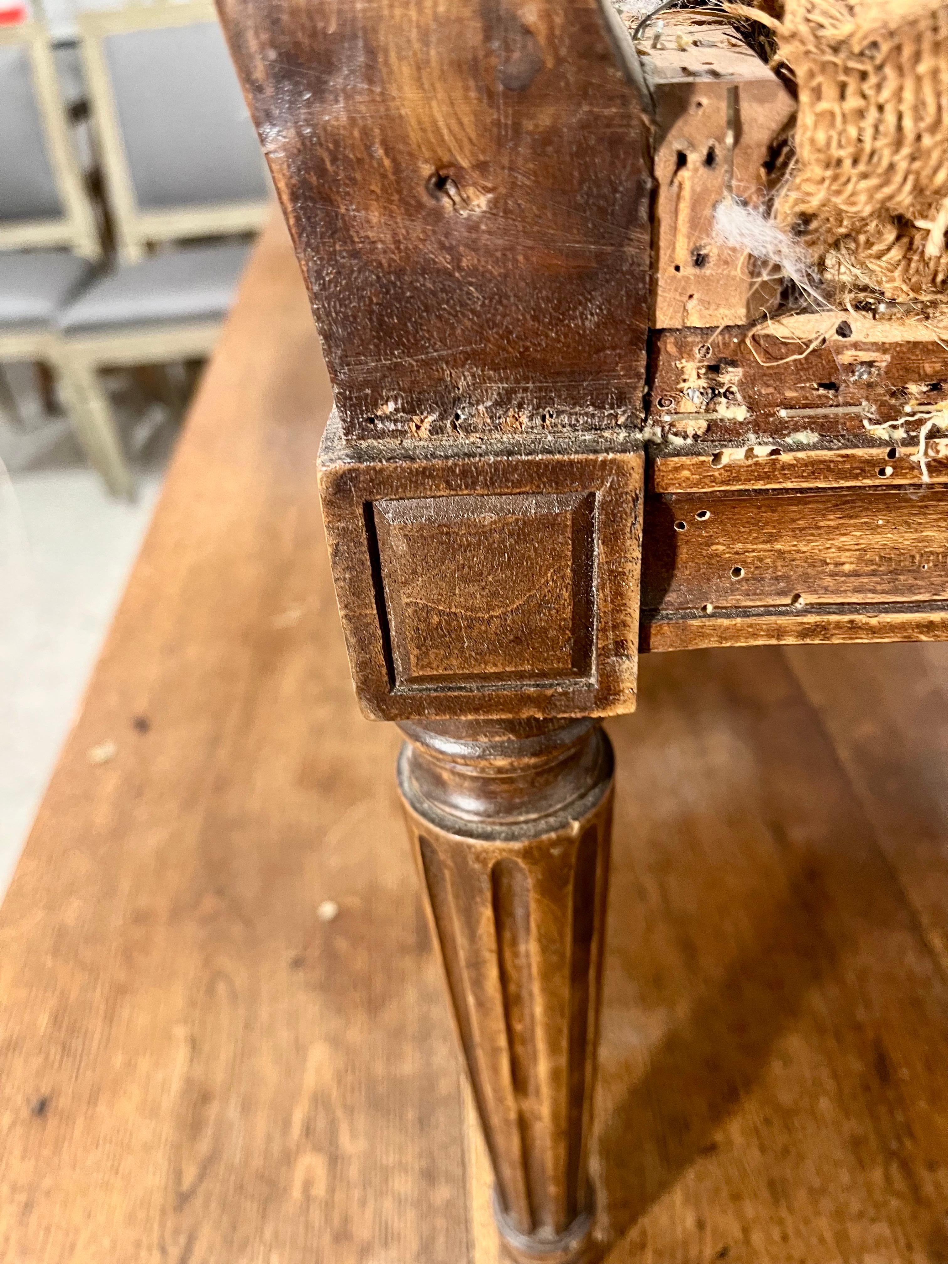 Pair of French Louis XVI Walnut Armchairs or Fauteuils, Hand Carved en venta 3