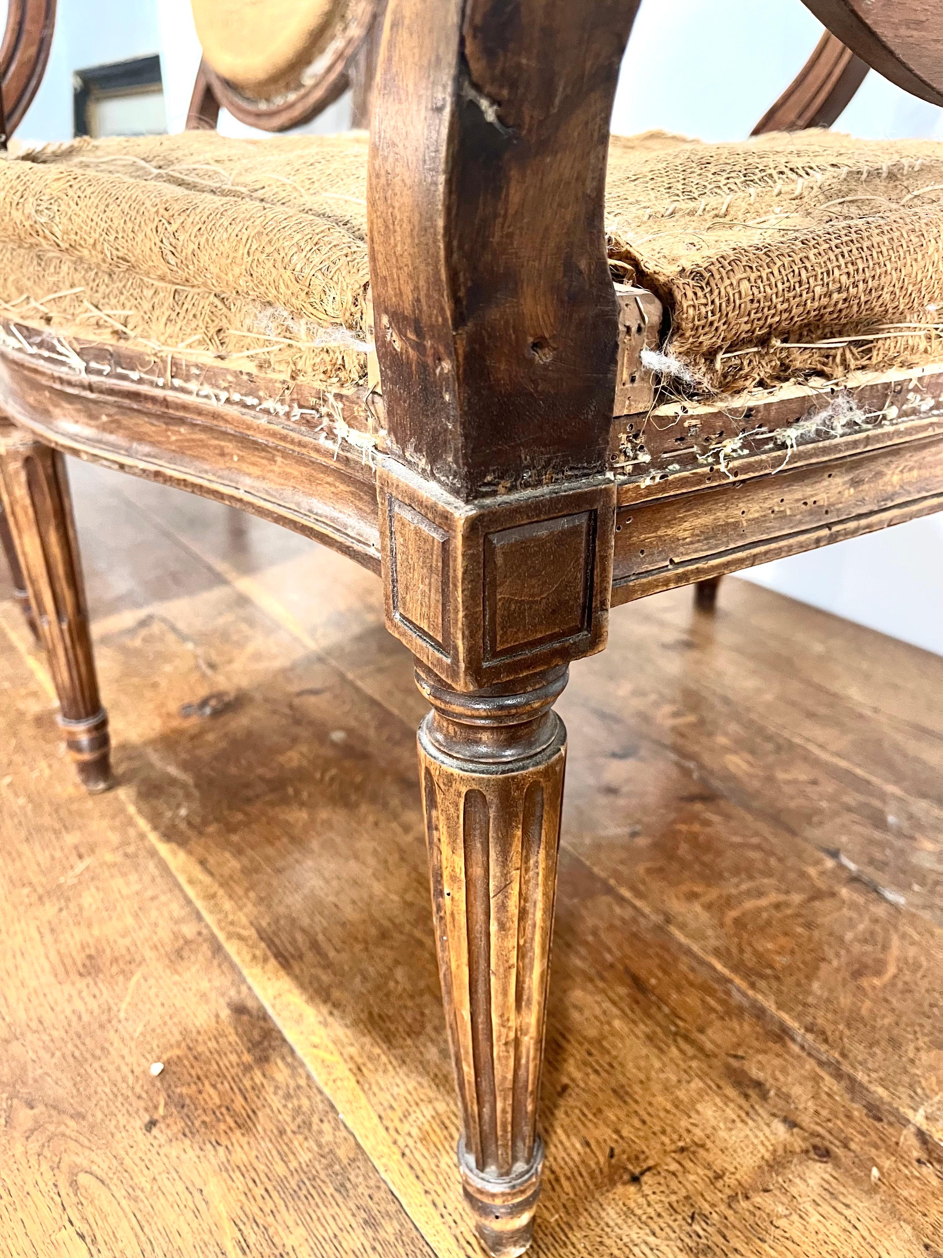 Pair of French Louis XVI Walnut Armchairs or Fauteuils, Hand Carved en venta 4