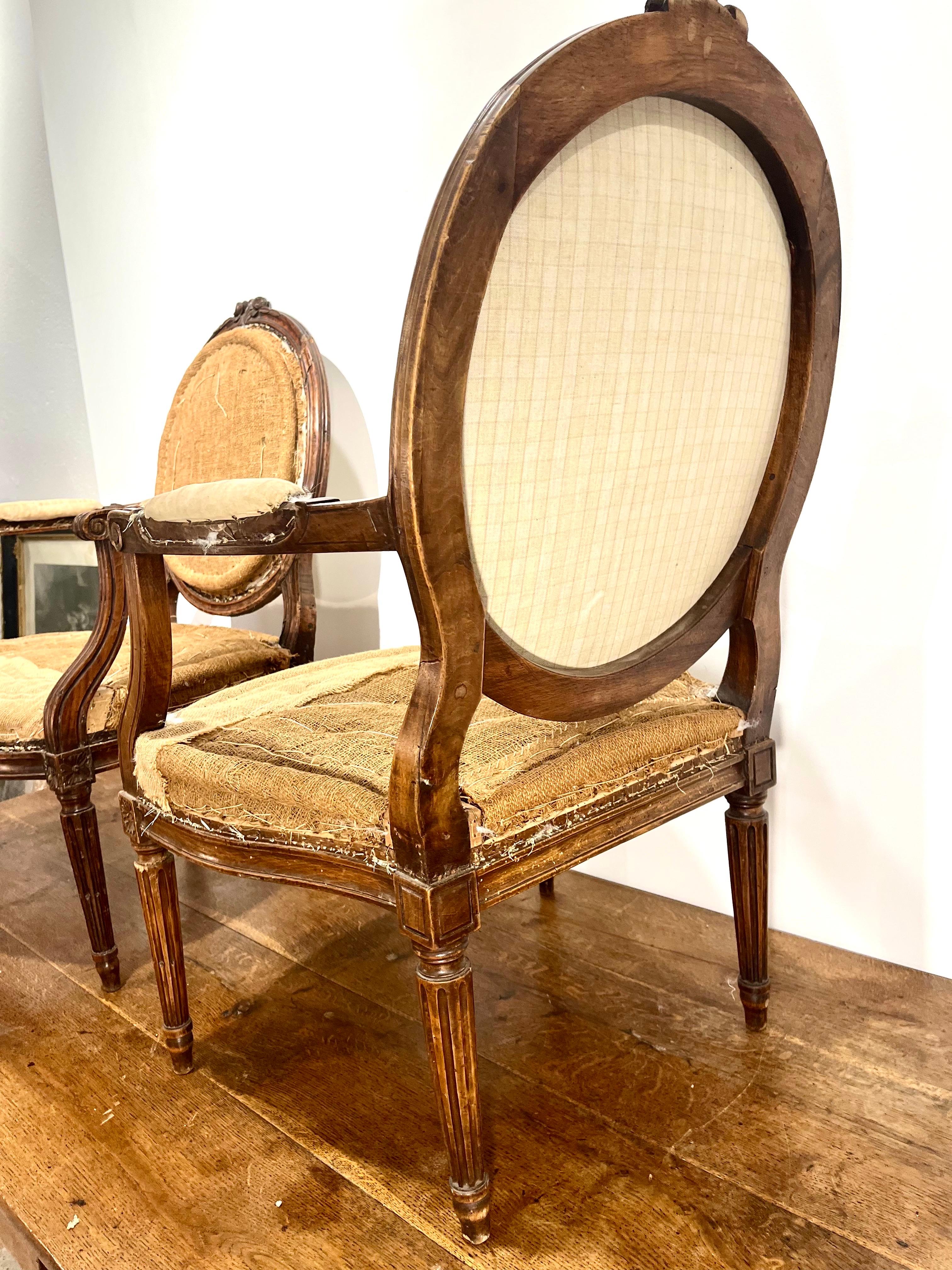 Pair of French Louis XVI Walnut Armchairs or Fauteuils, Hand Carved en venta 5