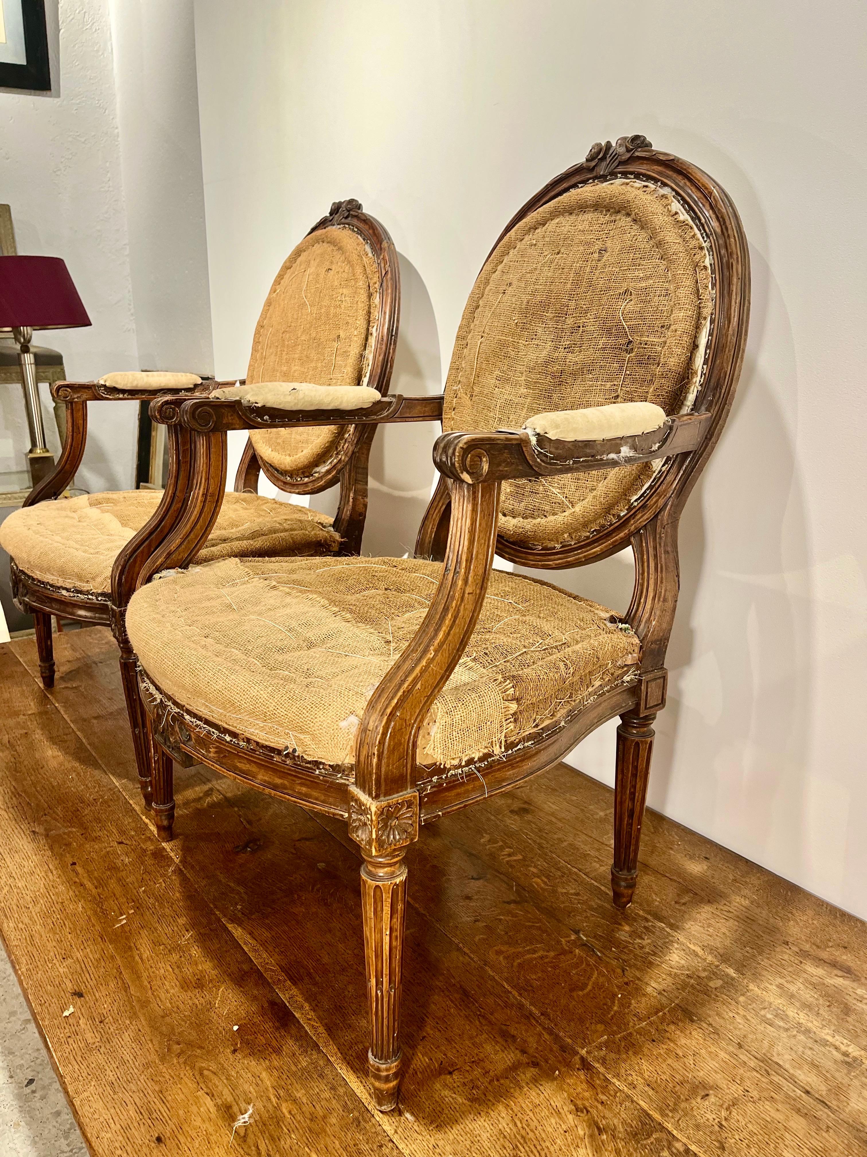 Pair of French Louis XVI Walnut Armchairs or Fauteuils, Hand Carved en venta 7