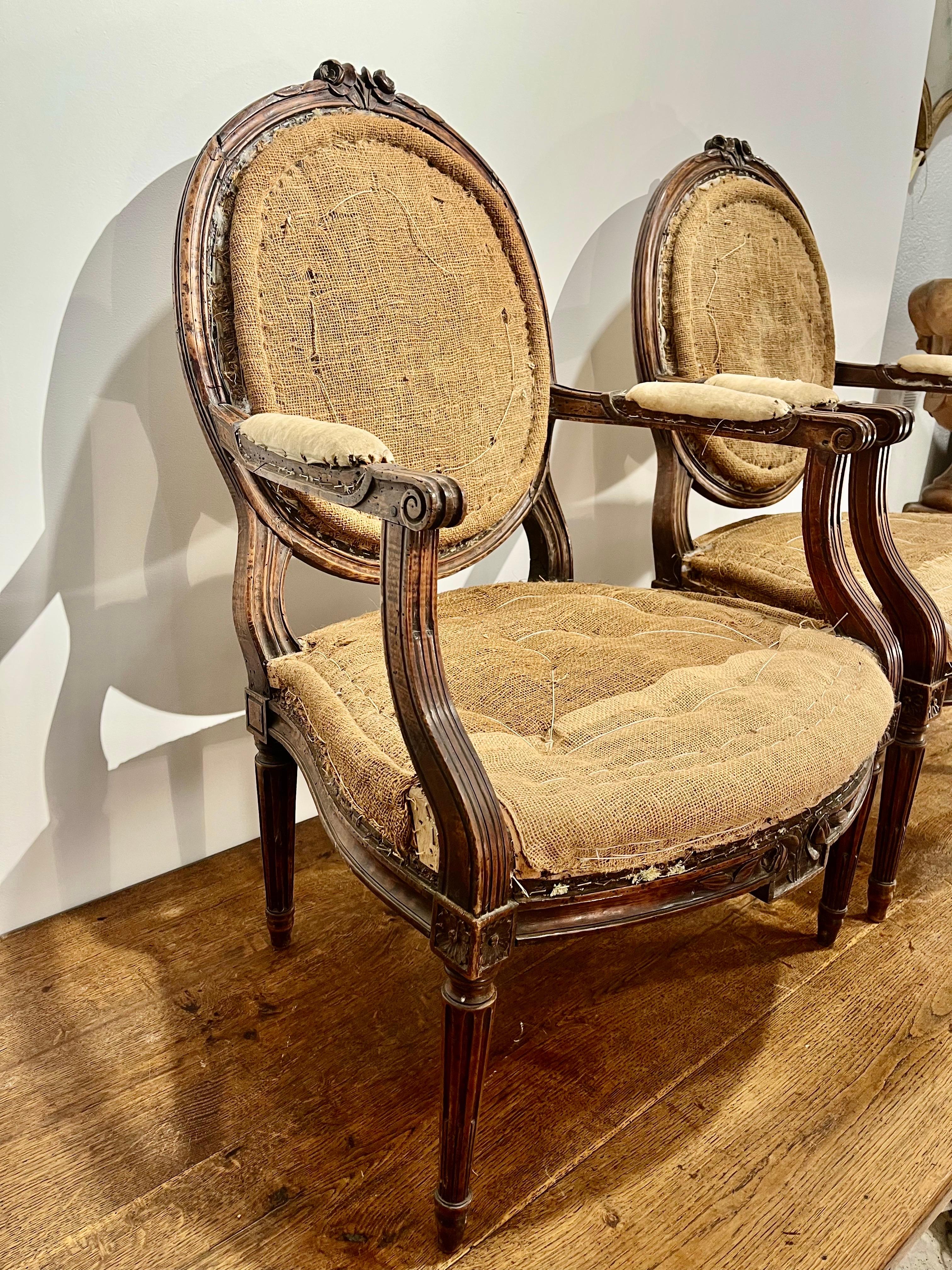 Pair of French Louis XVI Walnut Armchairs or Fauteuils, Hand Carved en venta 8
