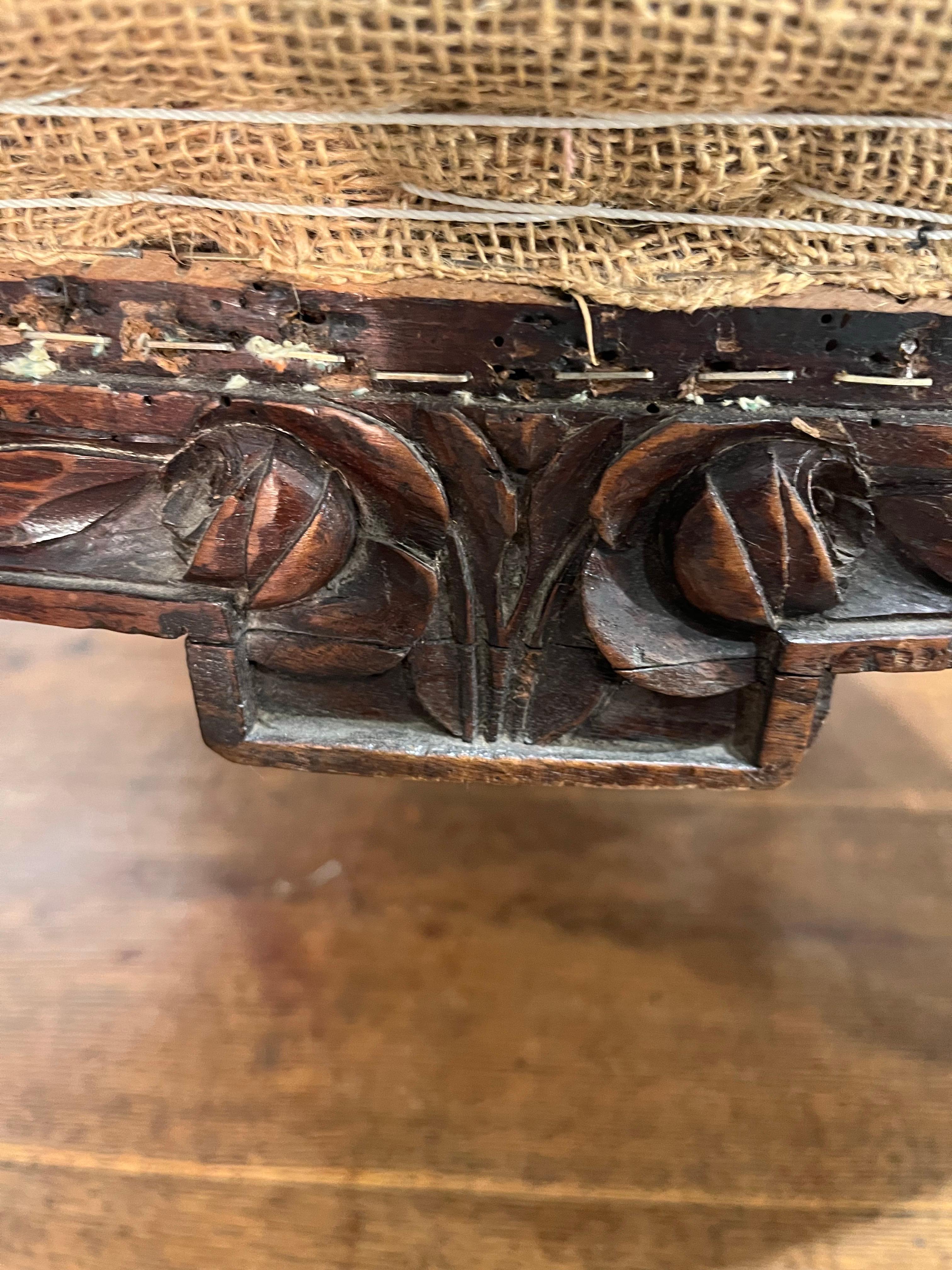 Pair of French Louis XVI Walnut Armchairs or Fauteuils, Hand Carved en venta 9