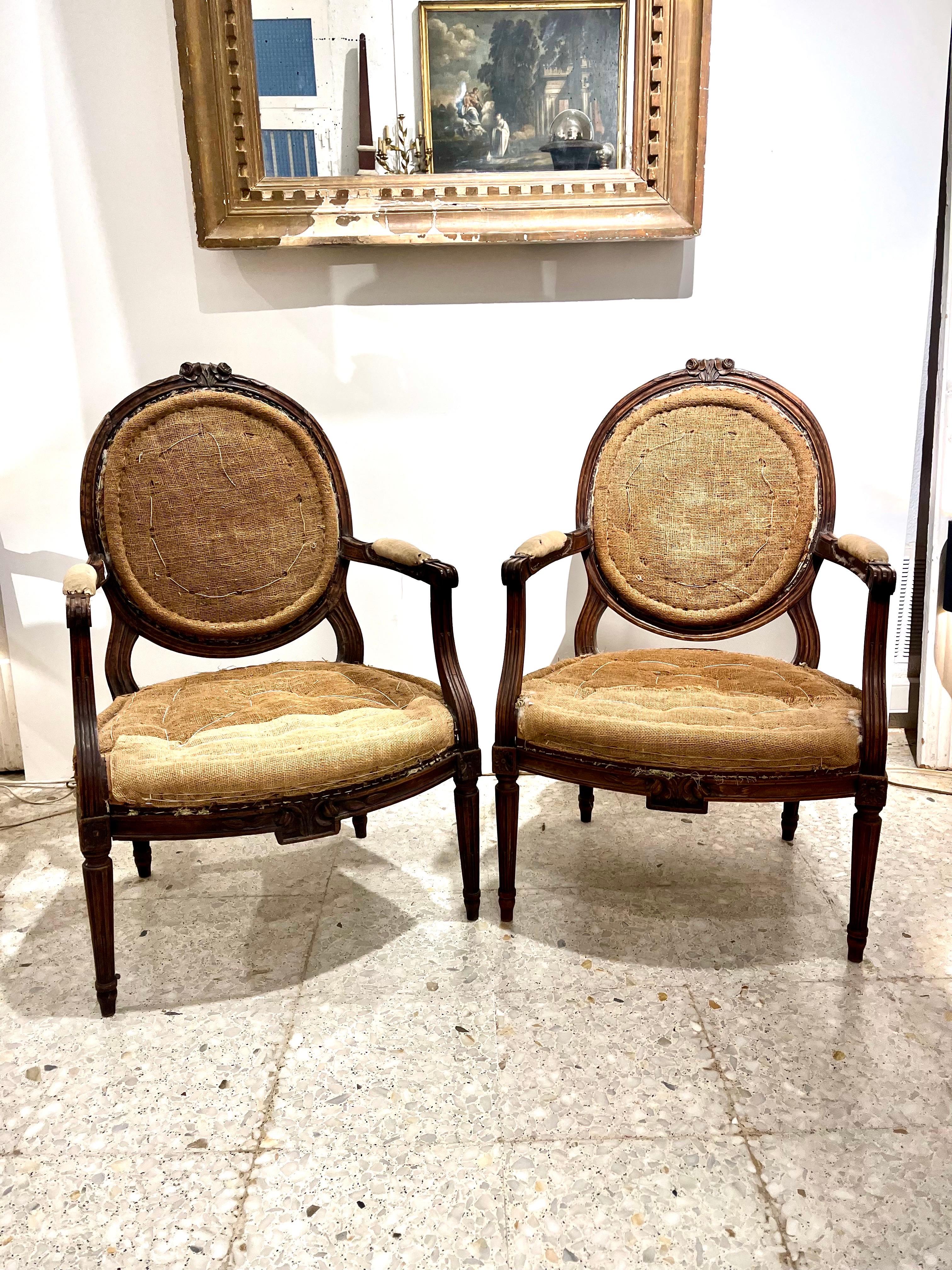 Pair of French Louis XVI Walnut Armchairs or Fauteuils, Hand Carved en venta 10