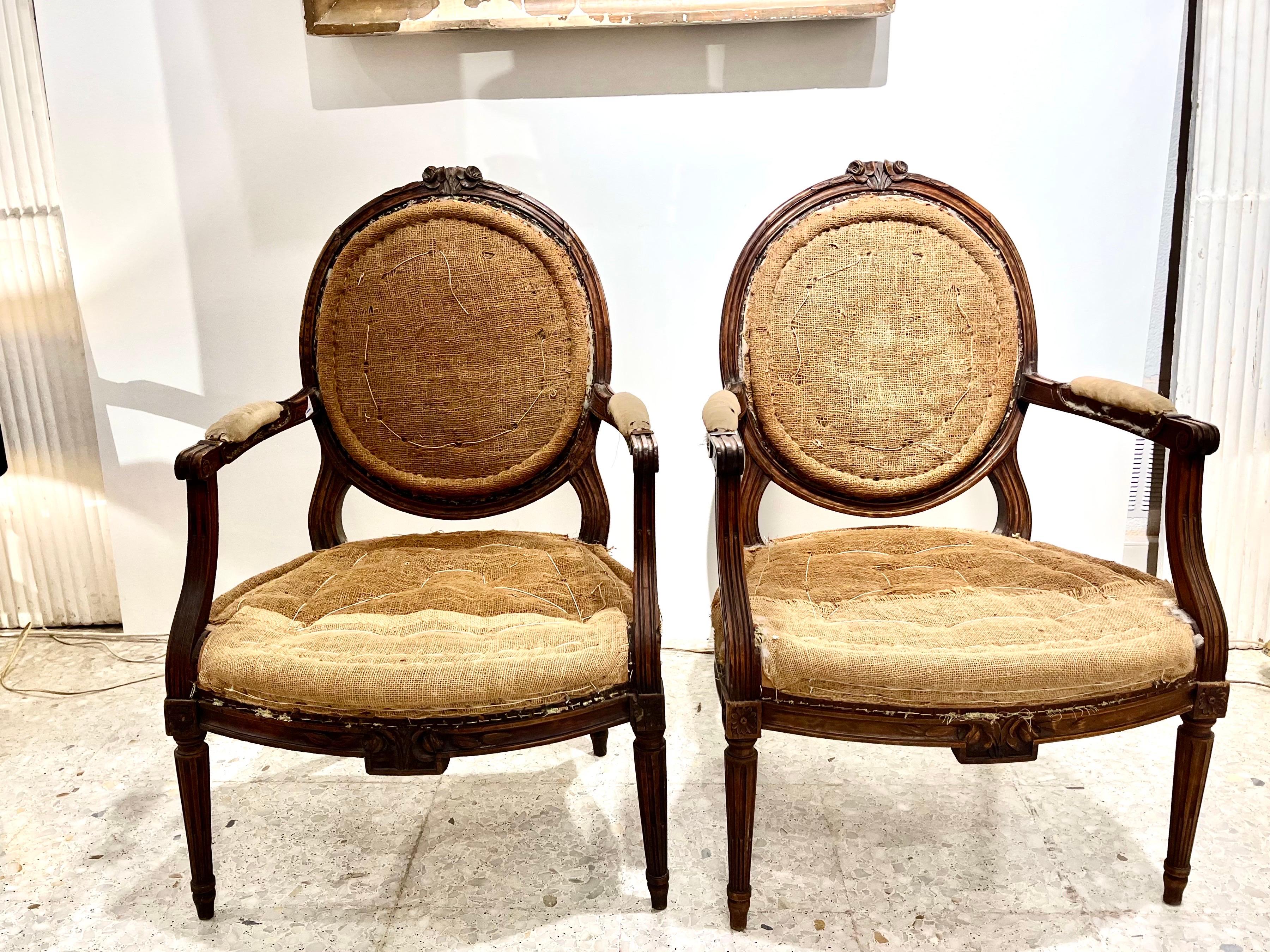 Pair of French Louis XVI Walnut Armchairs or Fauteuils, Hand Carved en venta 11