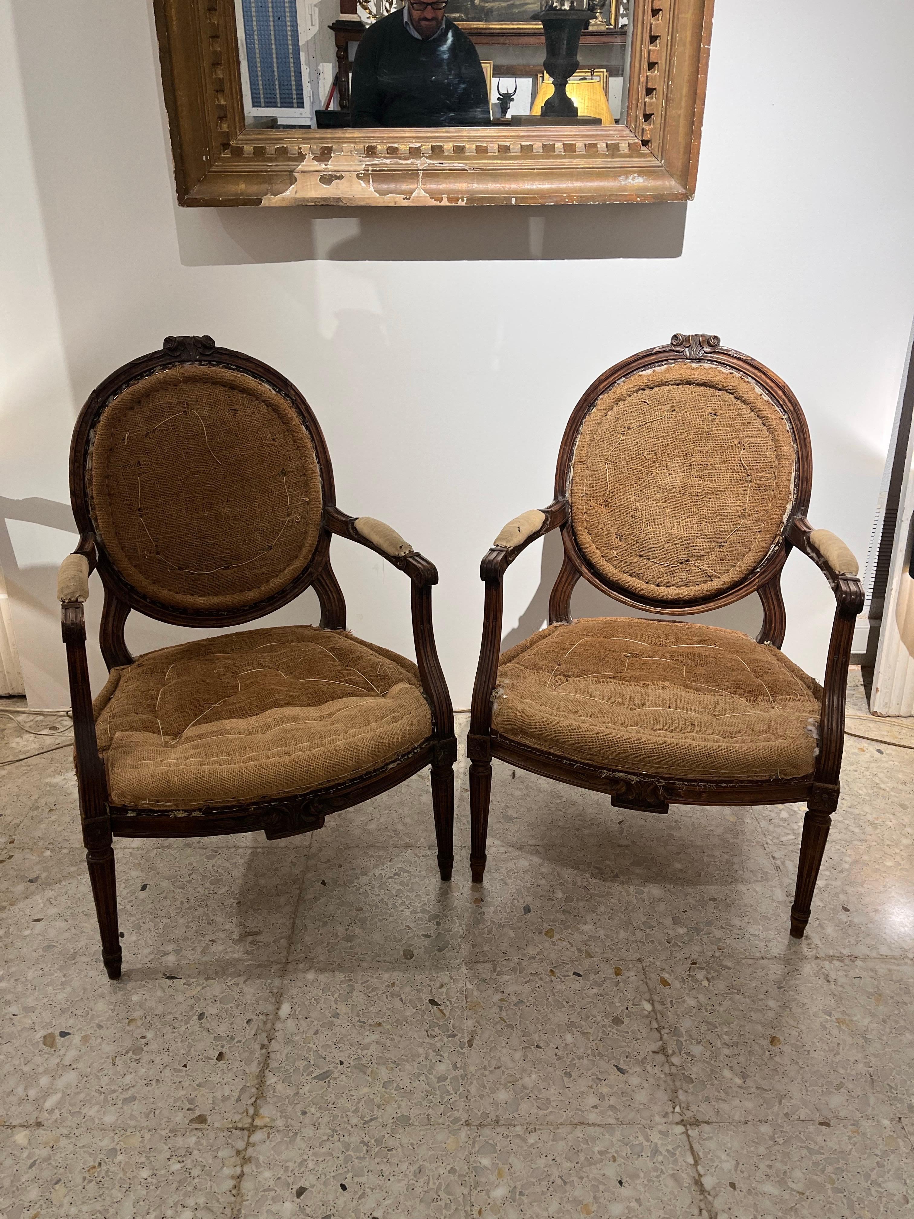 Pair of French Louis XVI Walnut Armchairs or Fauteuils, Hand Carved en venta 12