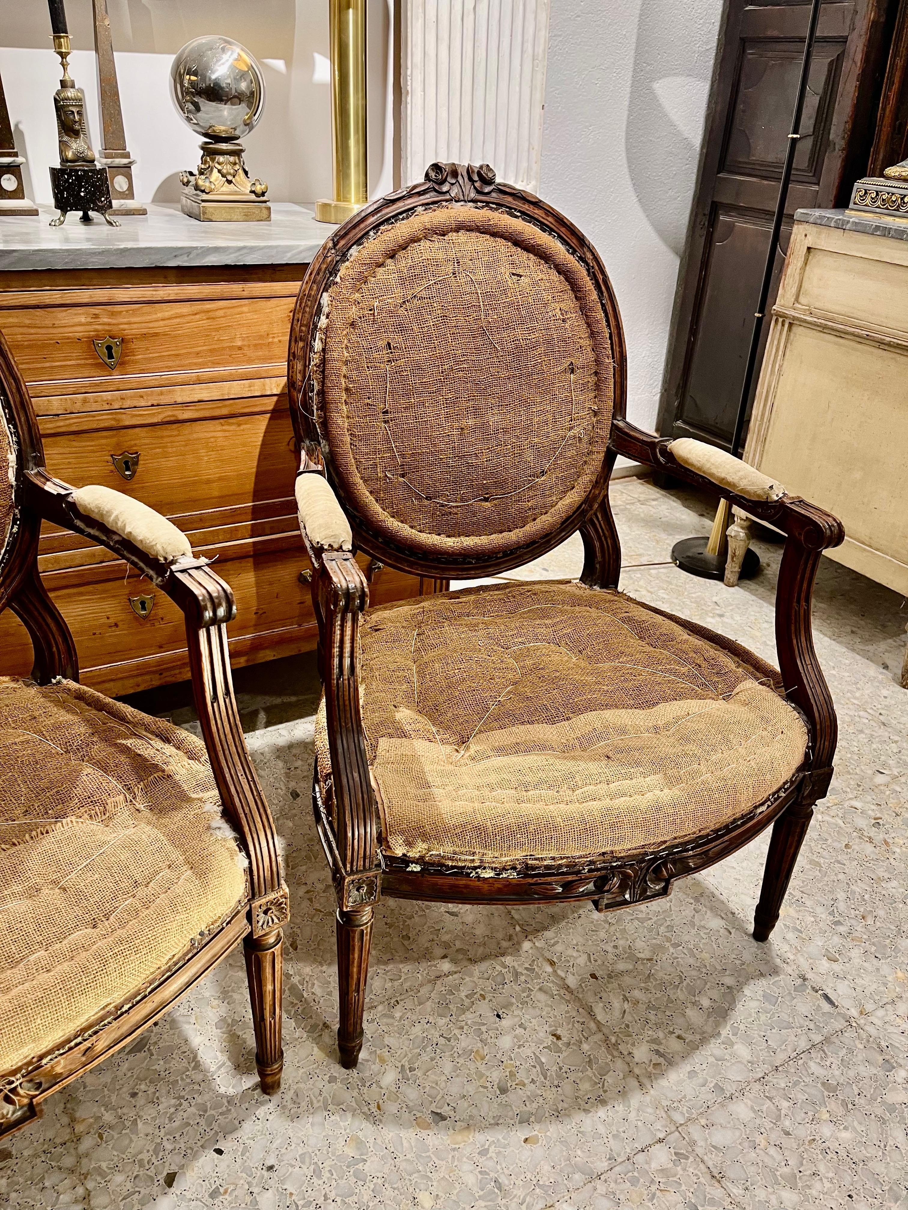 Pair of French Louis XVI Walnut Armchairs or Fauteuils, Hand Carved Luis XVI en venta