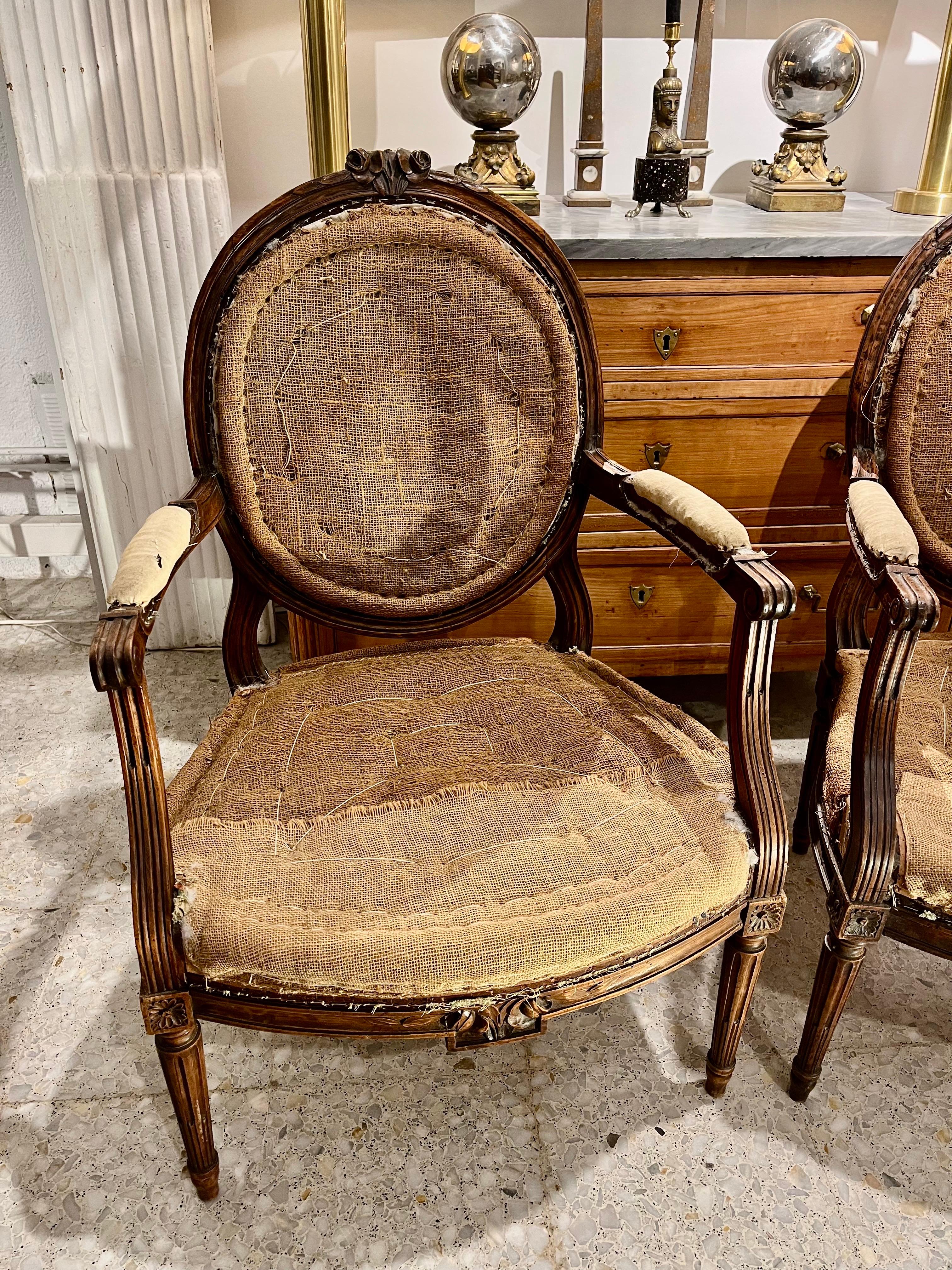 Pair of French Louis XVI Walnut Armchairs or Fauteuils, Hand Carved Francés en venta