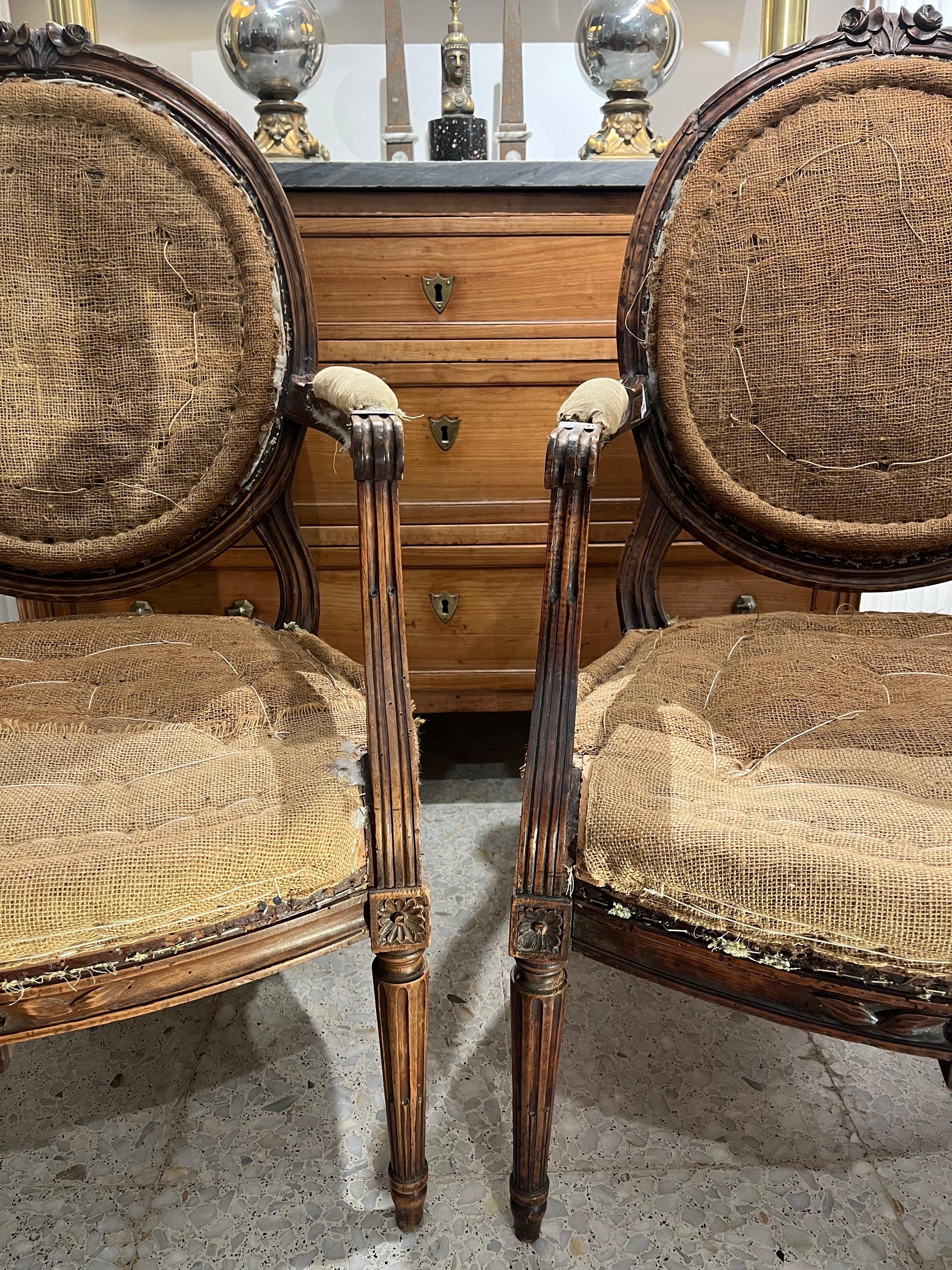 Pair of French Louis XVI Walnut Armchairs or Fauteuils, Hand Carved Tallado a mano en venta