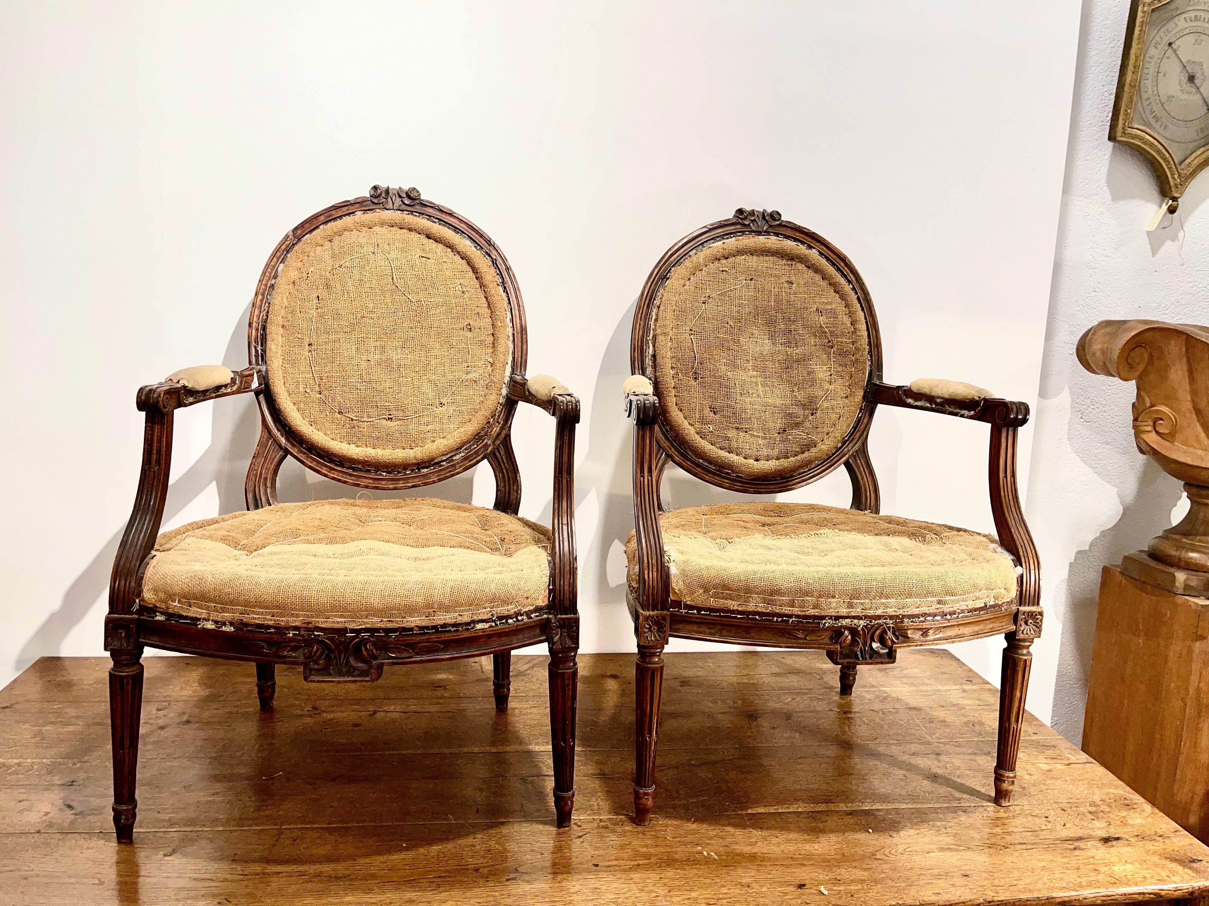 Pair of French Louis XVI Walnut Armchairs or Fauteuils, Hand Carved en Bueno estado para la venta en Madrid, ES