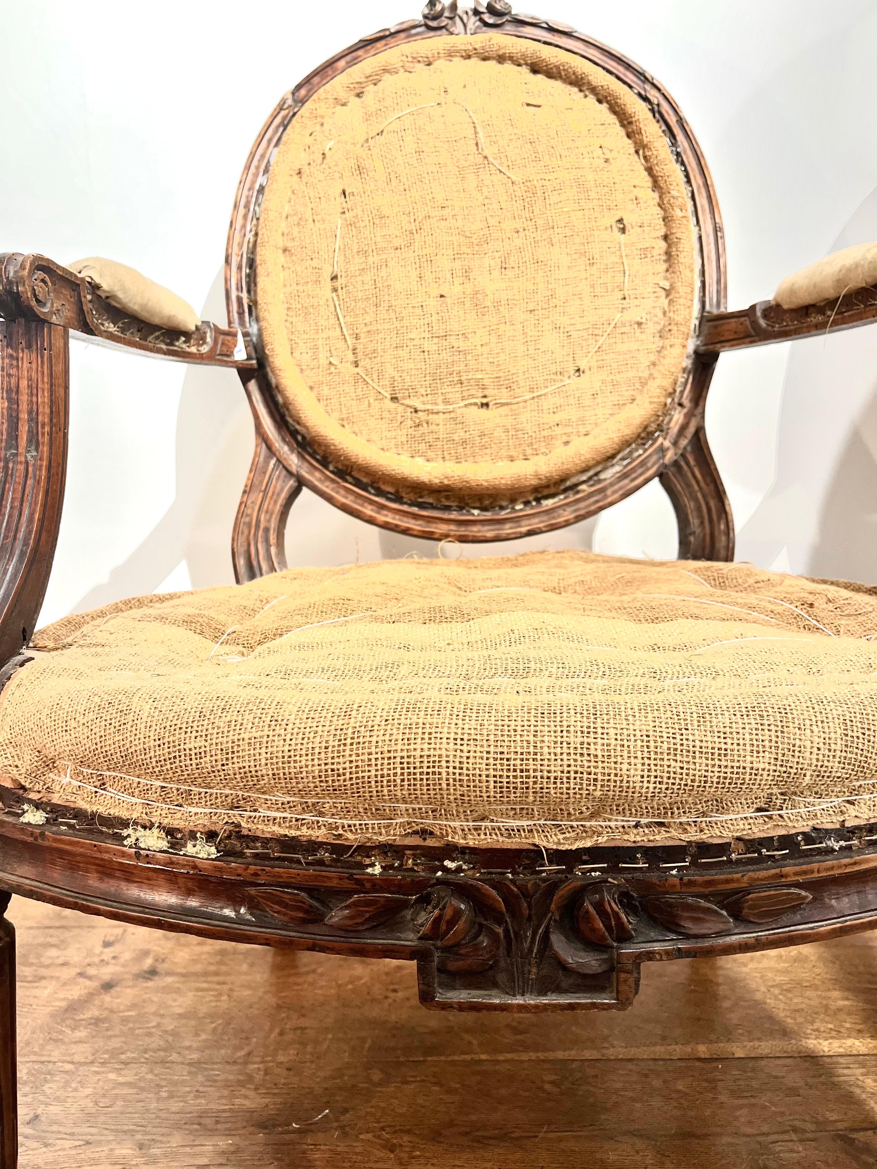 Pair of French Louis XVI Walnut Armchairs or Fauteuils, Hand Carved siglo XVIII en venta