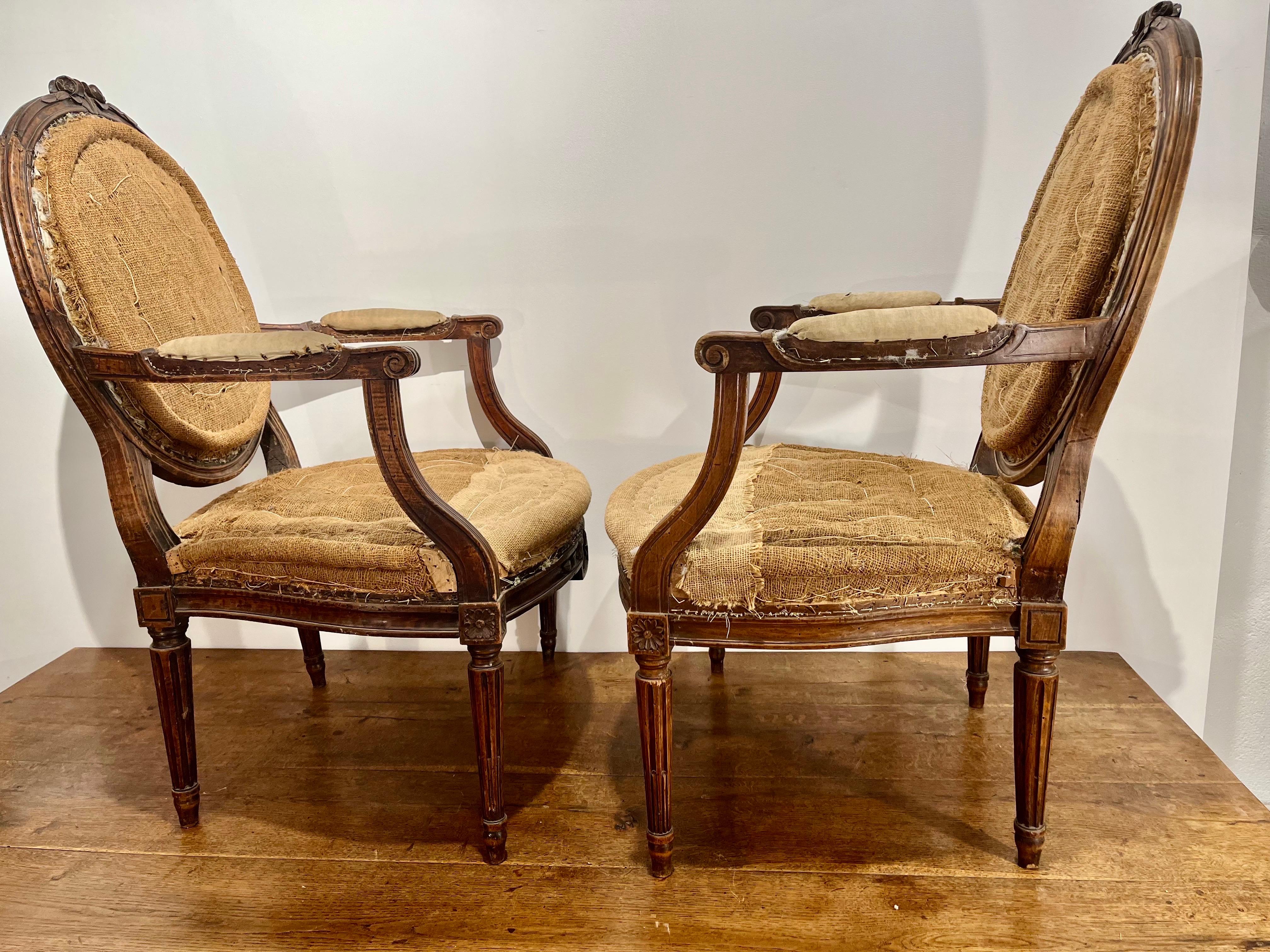 Pair of French Louis XVI Walnut Armchairs or Fauteuils, Hand Carved en venta 1