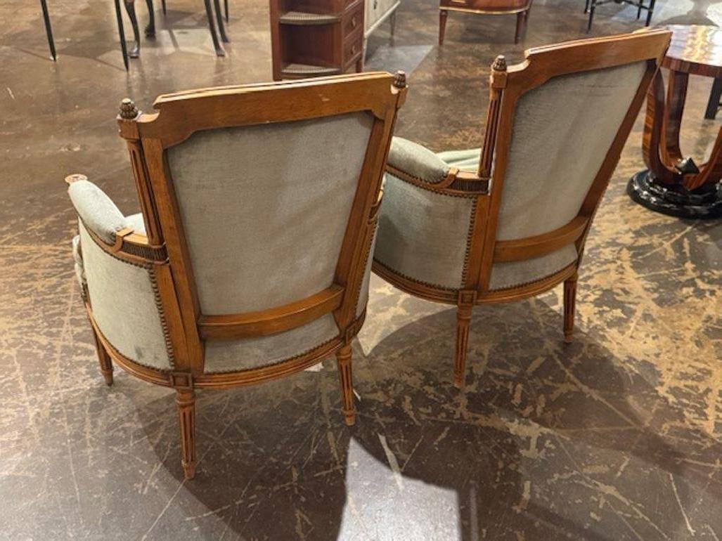 Français Paire de bergeries en noyer de style Louis XVI en vente