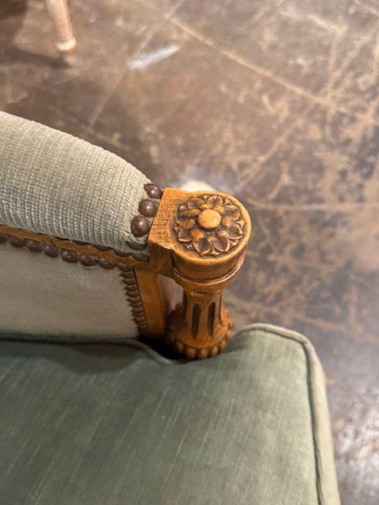 Paire de bergeries en noyer de style Louis XVI Bon état - En vente à Dallas, TX