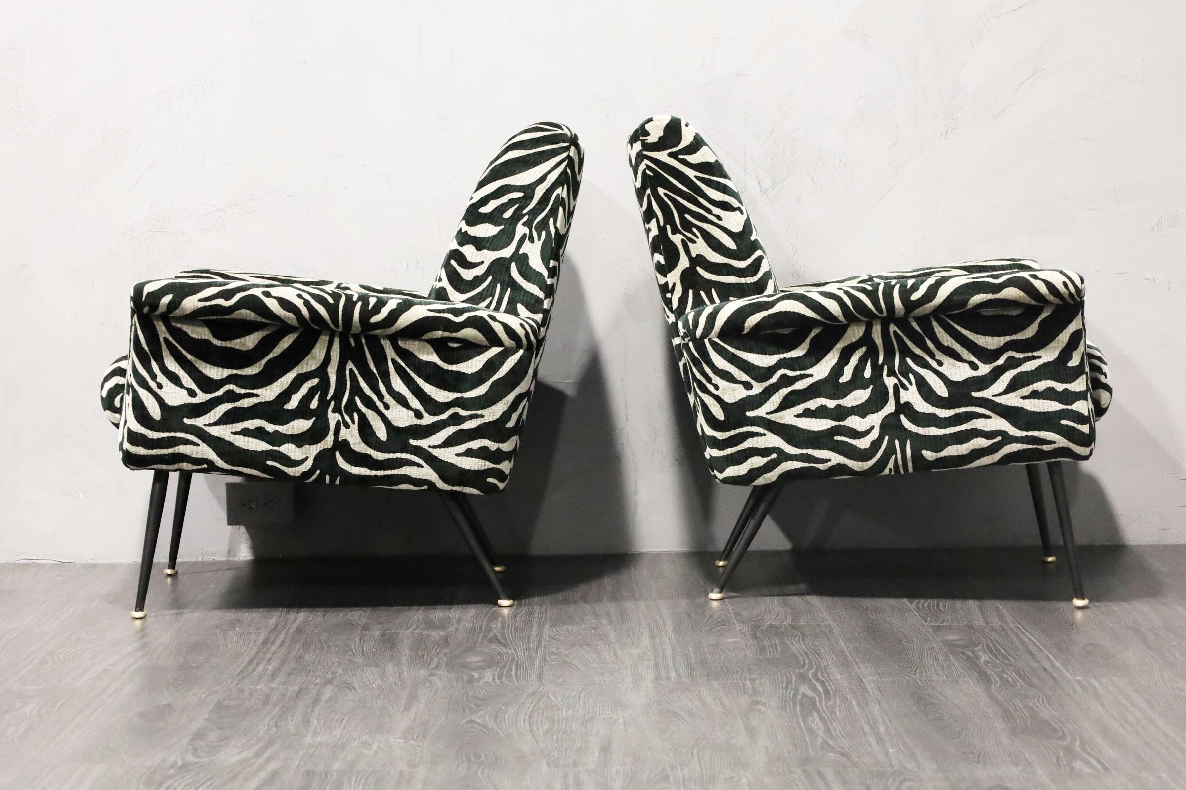 Mid-Century Modern Paire de chaises longues françaises en tapisserie neuve en vente