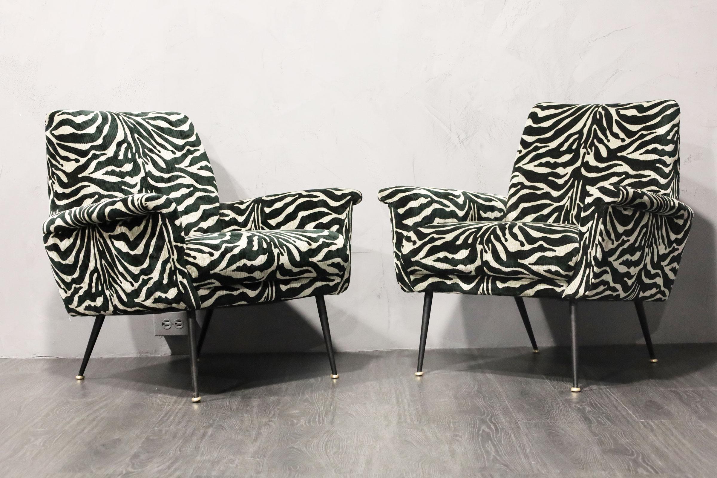 Paire de chaises longues françaises en tapisserie neuve en vente 1