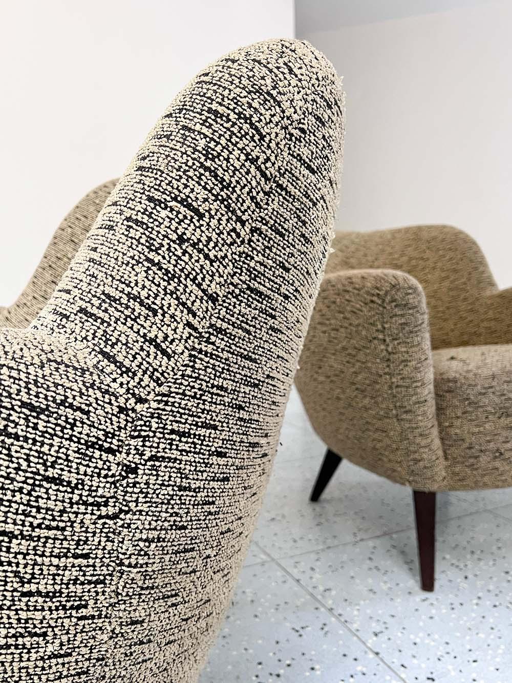 Mid-20th Century Pair of French Lounge Chairs in Oak and Bouclé Fabric, France, 1950s