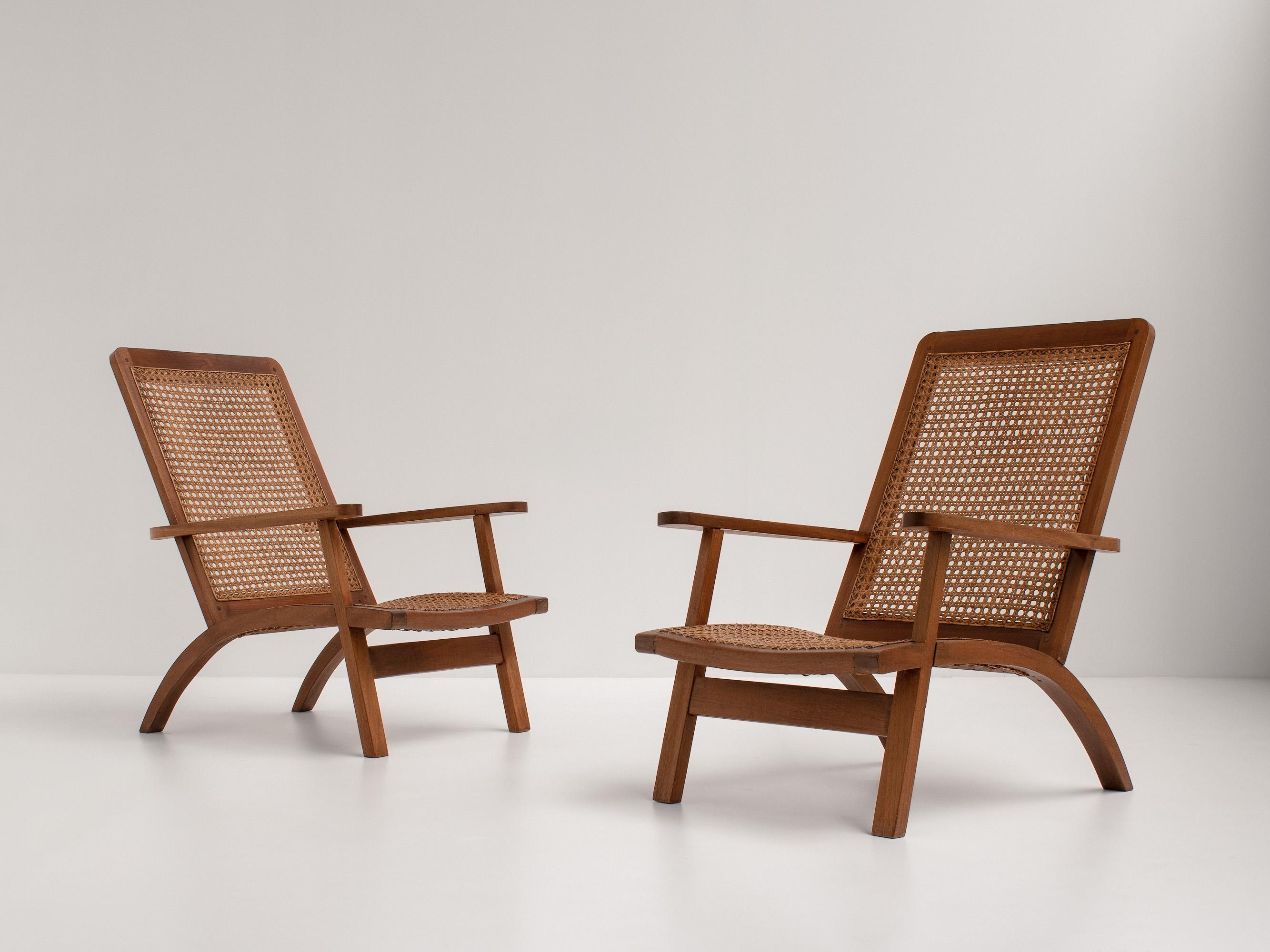 Milieu du XXe siècle Paire de fauteuils français en acajou et rotin, années 1950 en vente