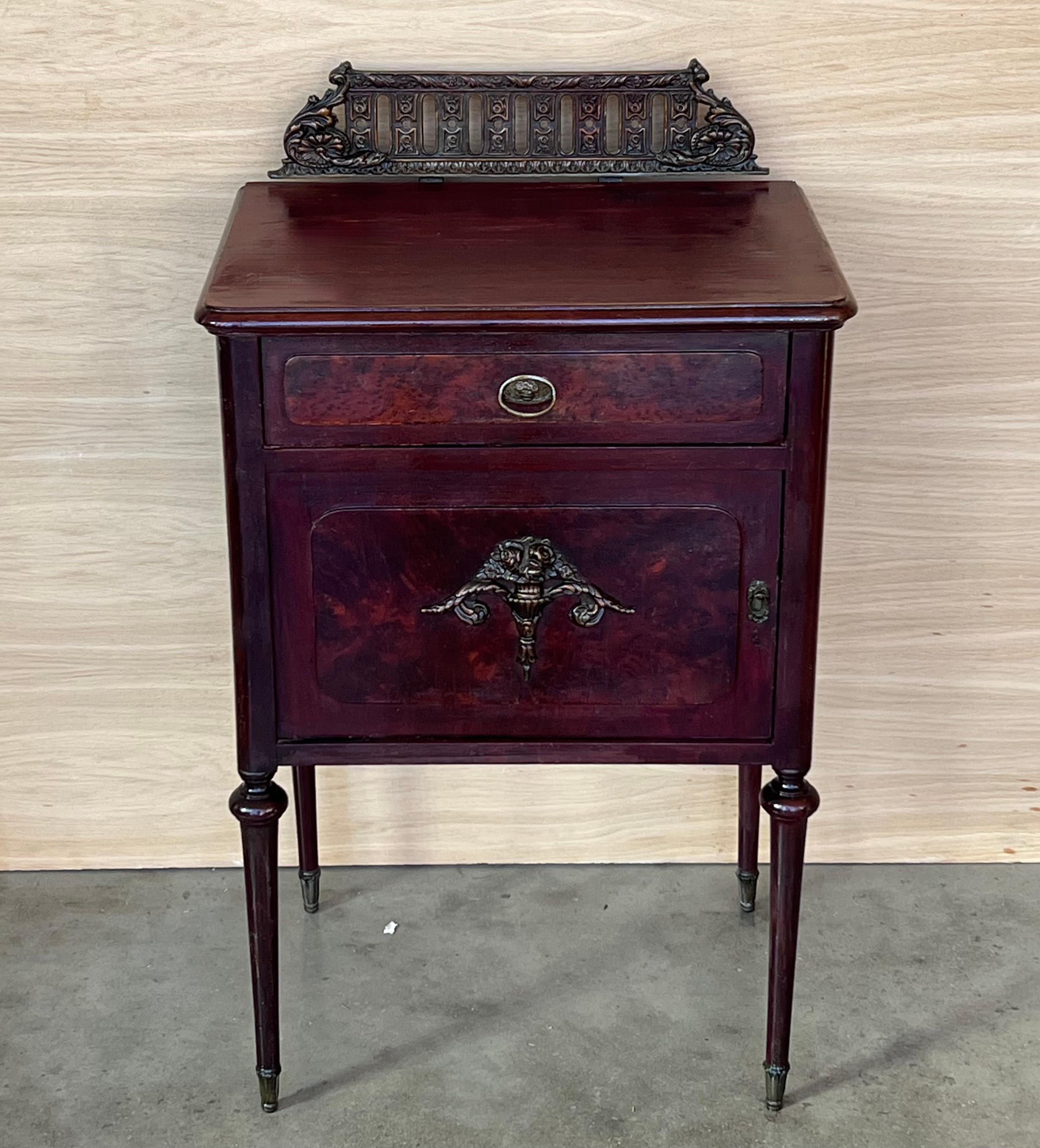 Stile provenzale Coppia di comodini francesi in mogano con cassetto, anta e stemma in bronzo in vendita