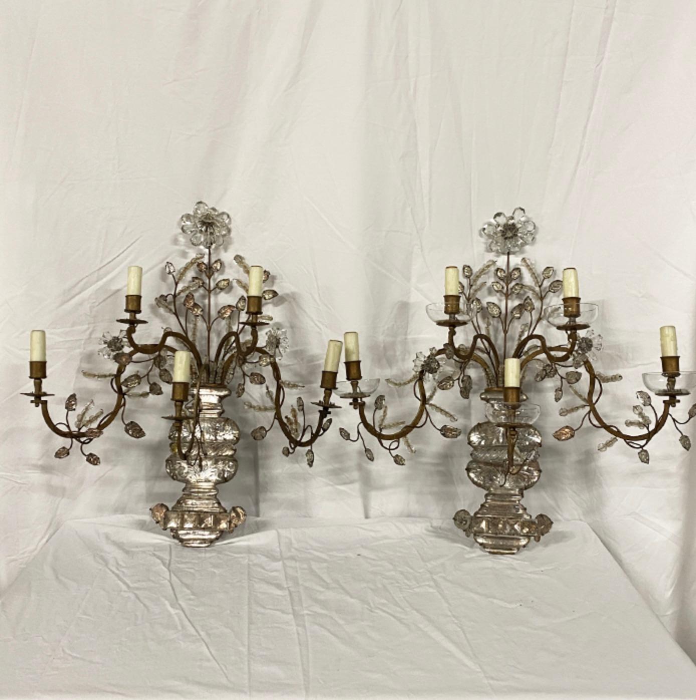 PAAR FRANZÖSISCHER MAISON BAGUES VERGOLDETER METALLWANDLEUCHTER

Paar Französisch Maison Bagues Vergoldetes Metall und Glas fünf Licht Wandleuchter mit einem Spray von Blättern und Blumen aus einer Vase Frankreich, um 1960