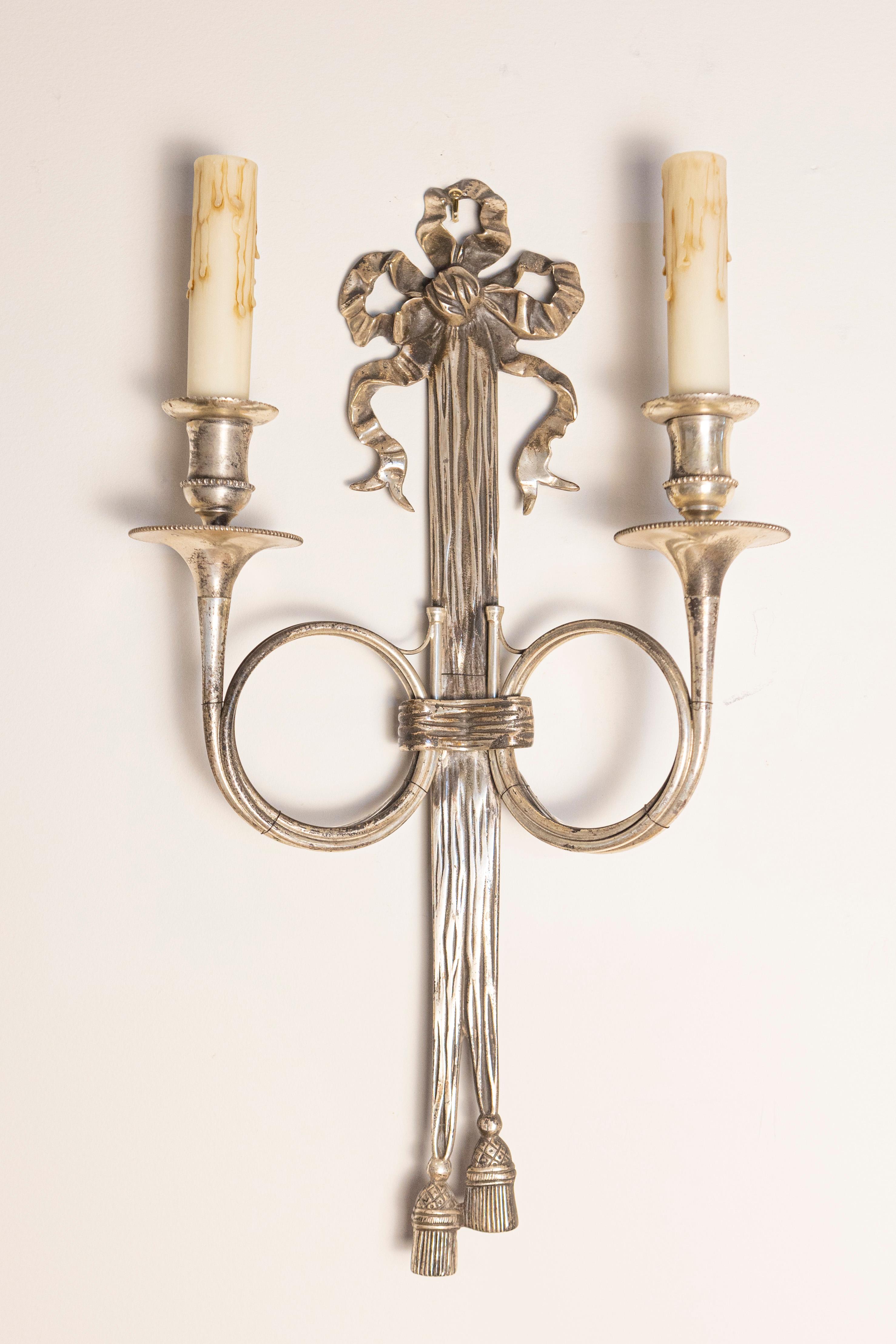 Argentato Coppia di lampade in bronzo argentato di ispirazione francese Maison Baguès con corna da caccia in vendita