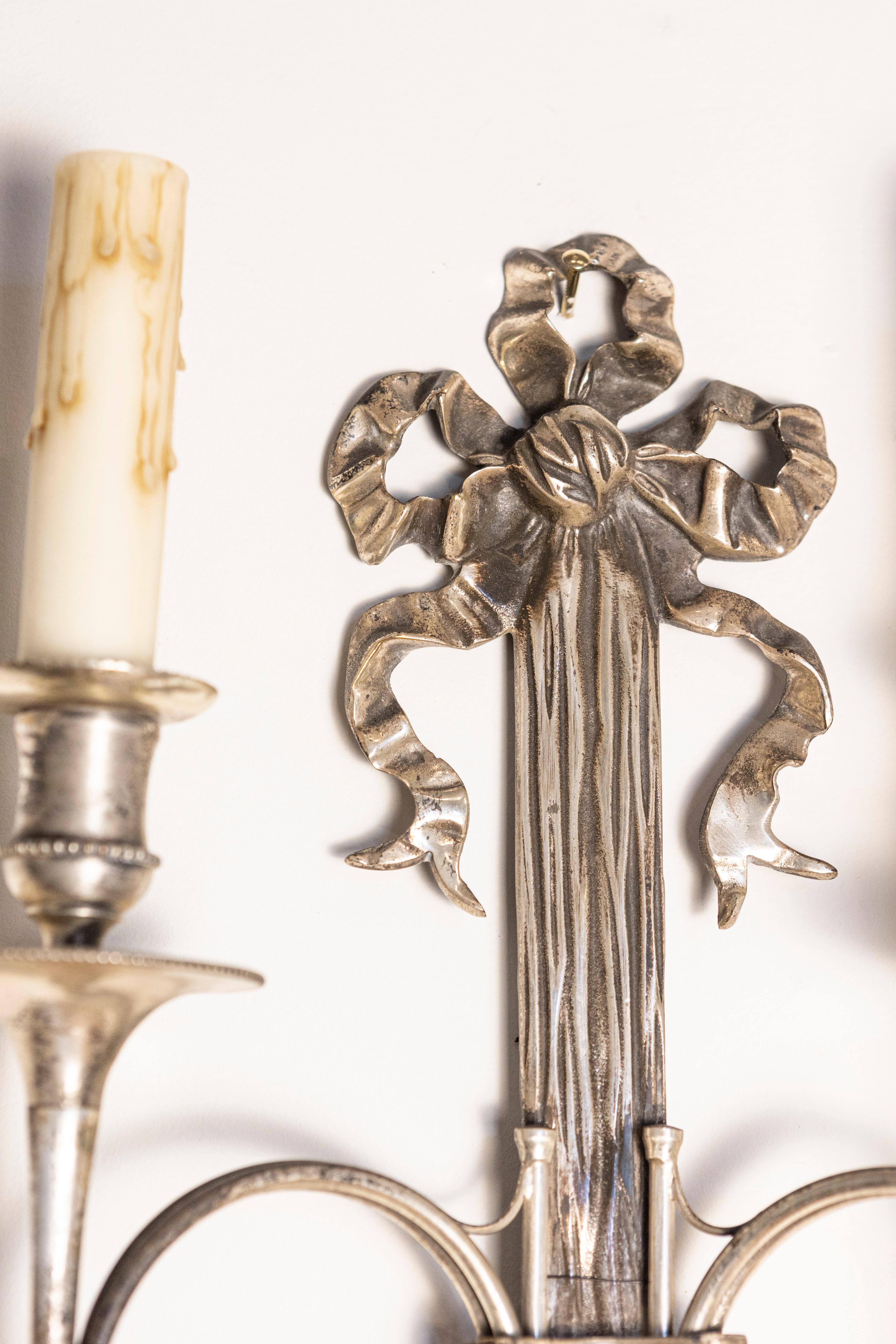Coppia di lampade in bronzo argentato di ispirazione francese Maison Baguès con corna da caccia In condizioni buone in vendita a Atlanta, GA