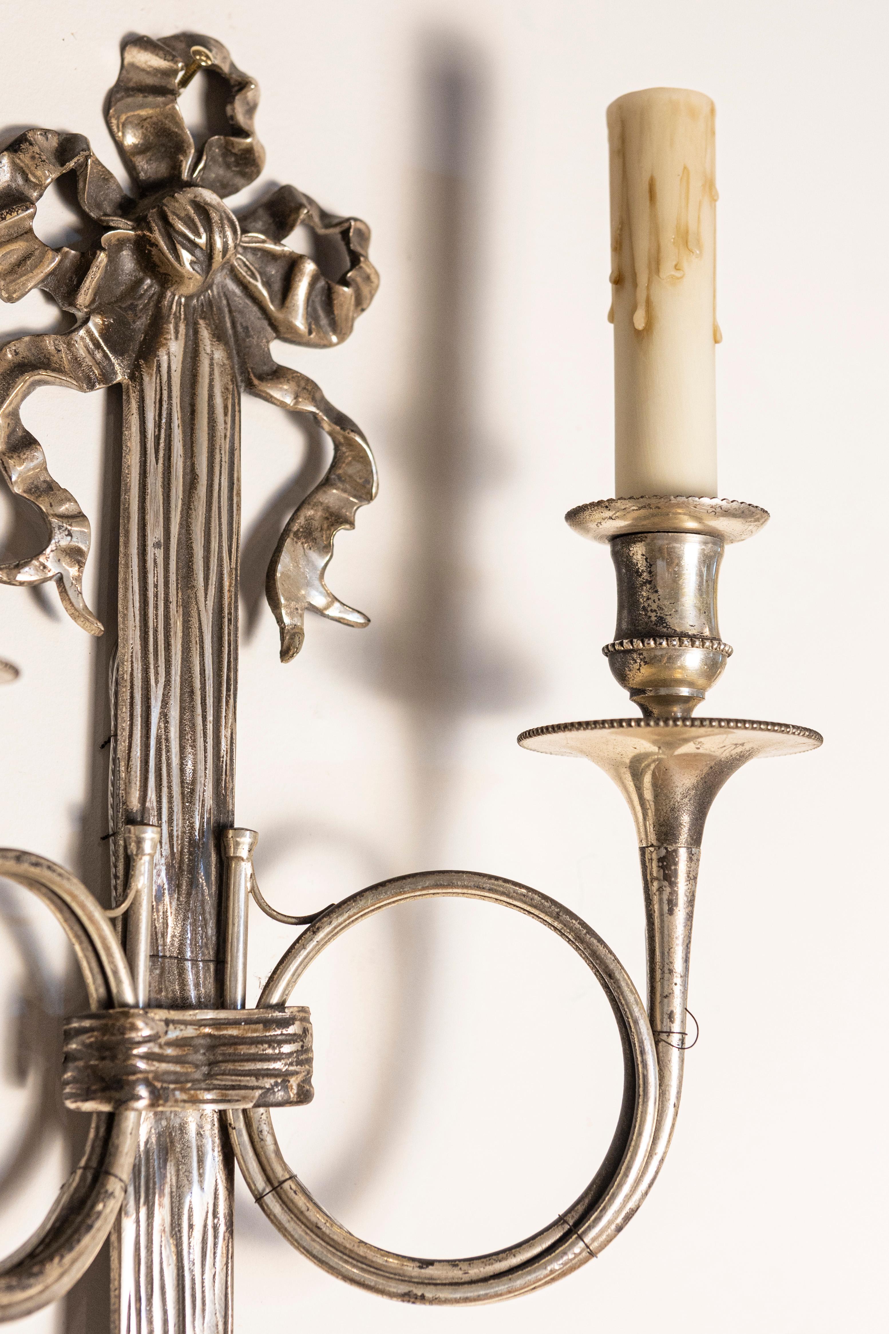 XX secolo Coppia di lampade in bronzo argentato di ispirazione francese Maison Baguès con corna da caccia in vendita