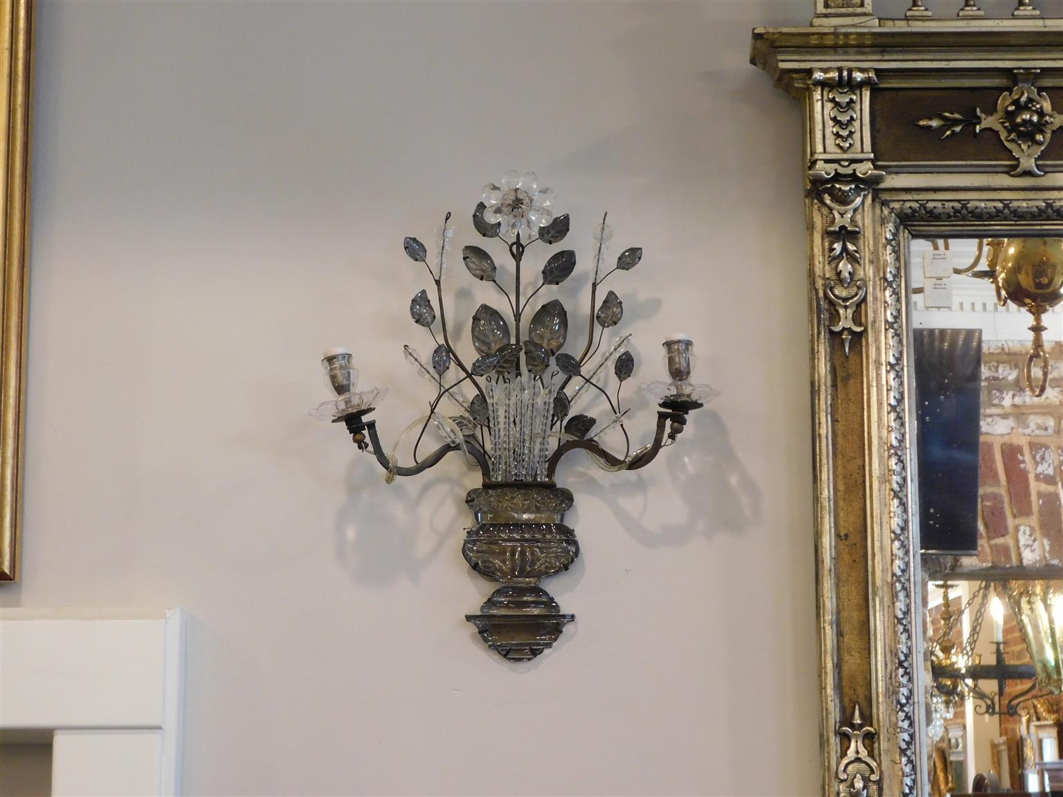 Coppia di applique a due bracci in cristallo di rocca e bronzo con perline a fogliame della Maison Bagues francese, XX secolo