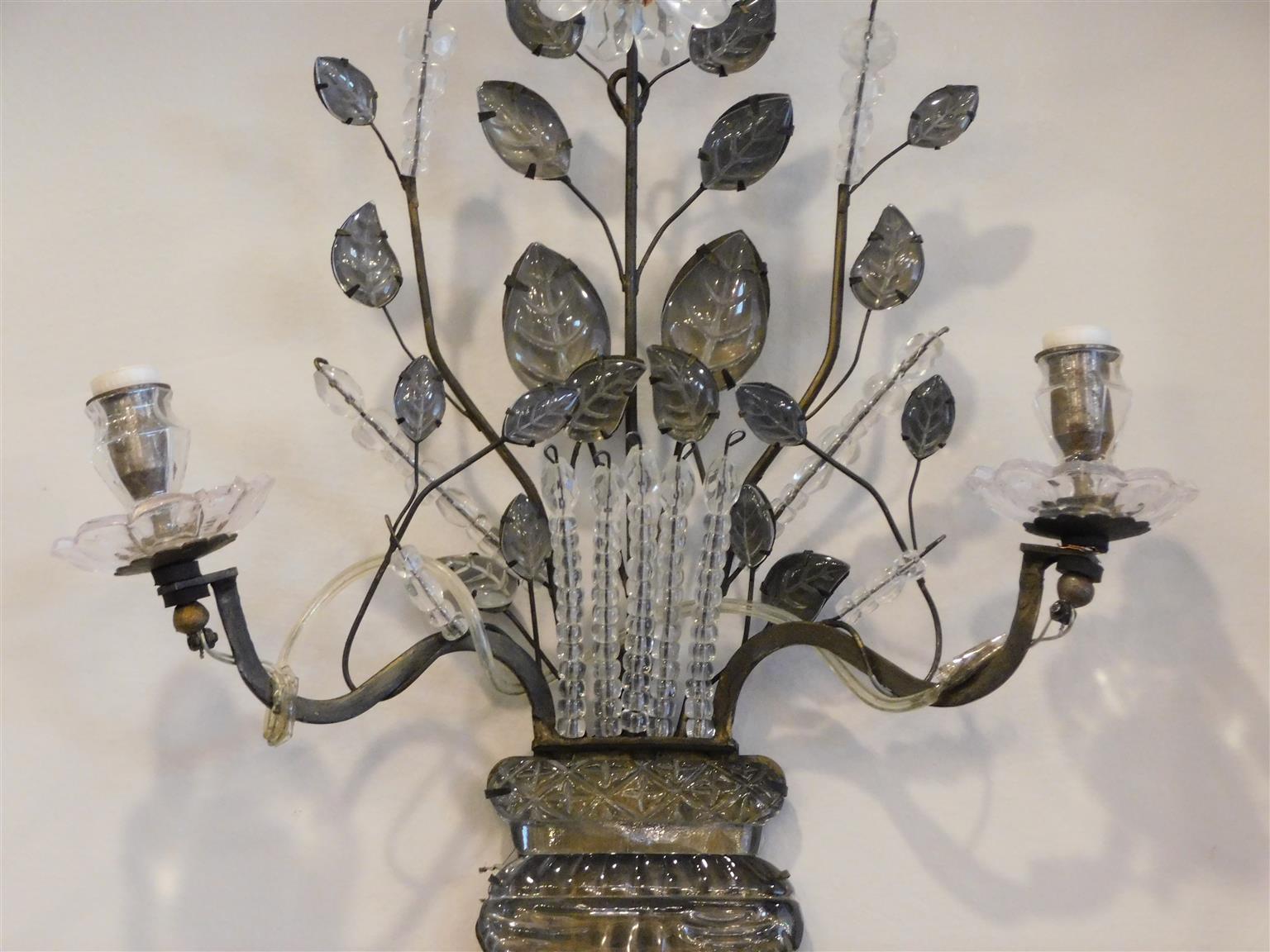 Francese Coppia di lampade da parete in cristallo di rocca e bronzo della Maison Bagues francese, XX secolo in vendita
